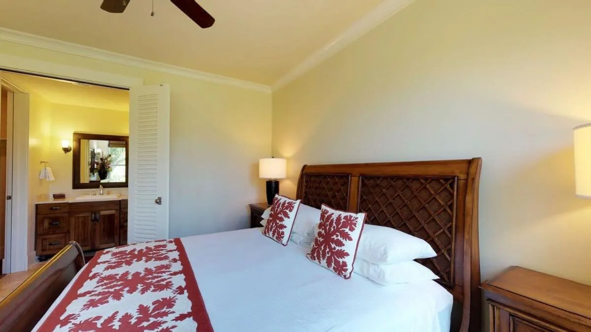 Bed in Fabulous Villa Sleeps 6 Short Walk To Poipu Brennecke and Shipwreck Beach