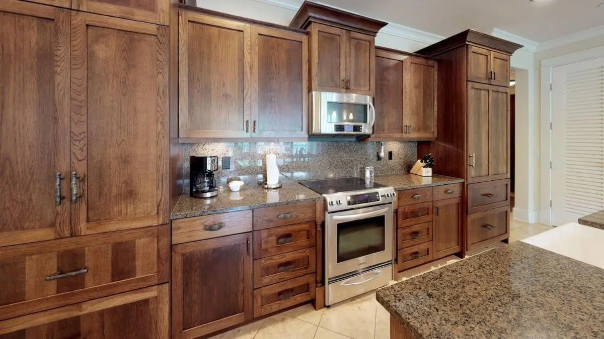 Bed in Fabulous Villa Sleeps 6 Short Walk To Poipu Brennecke and Shipwreck Beach