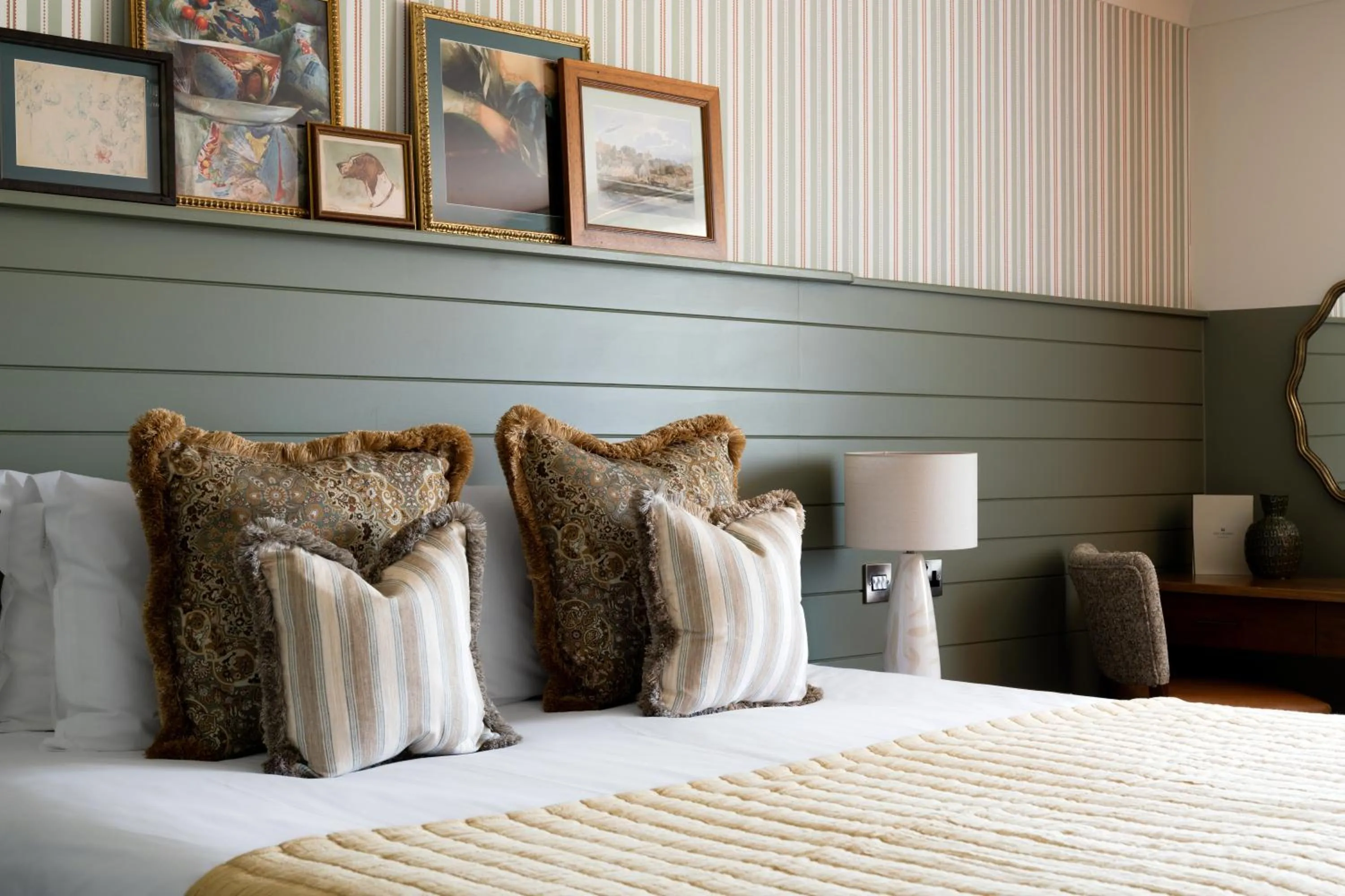 Bedroom, Bed in Crown Hotel