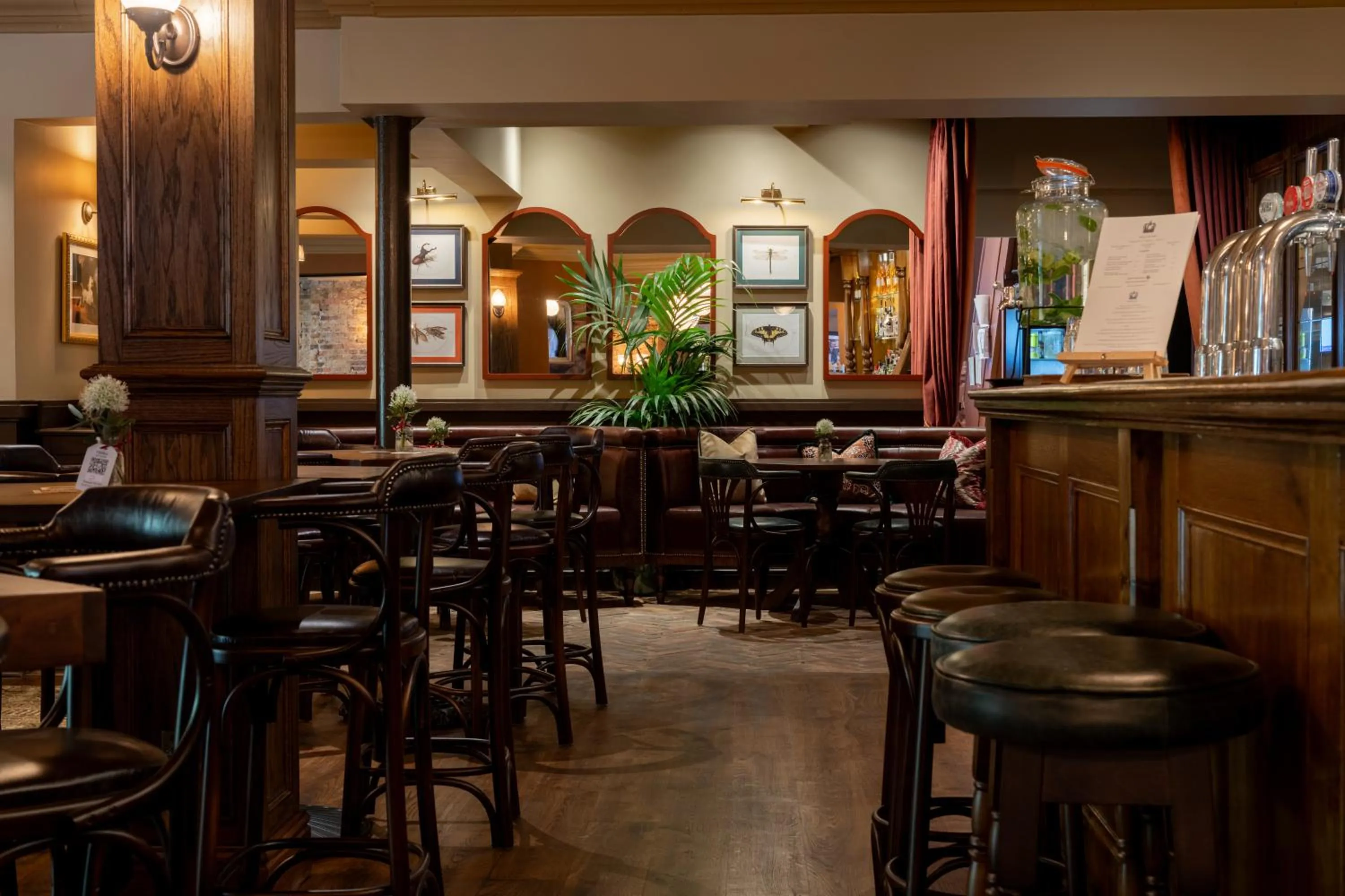 Lounge or bar in Crown Hotel