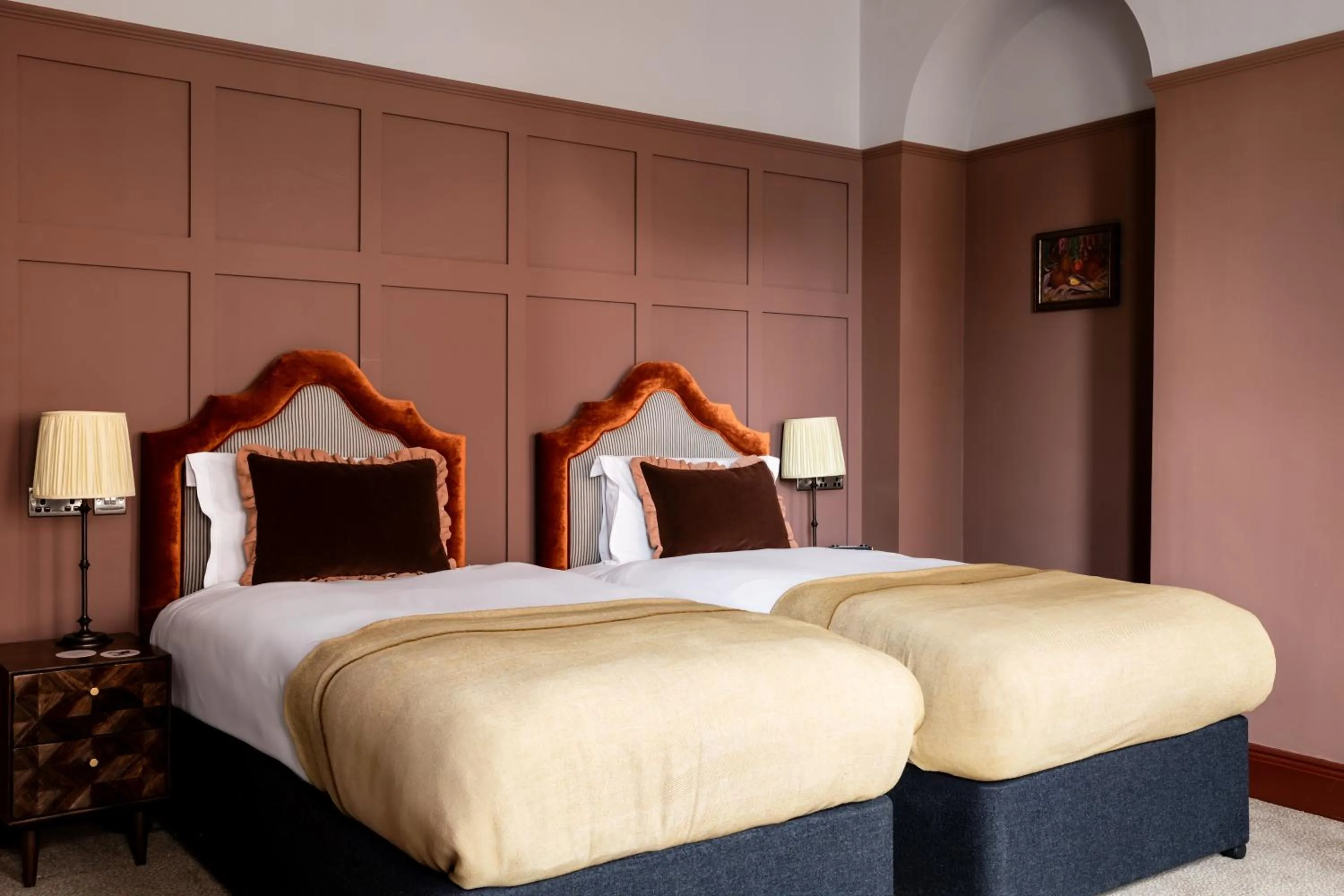 Bedroom, Bed in Crown Hotel