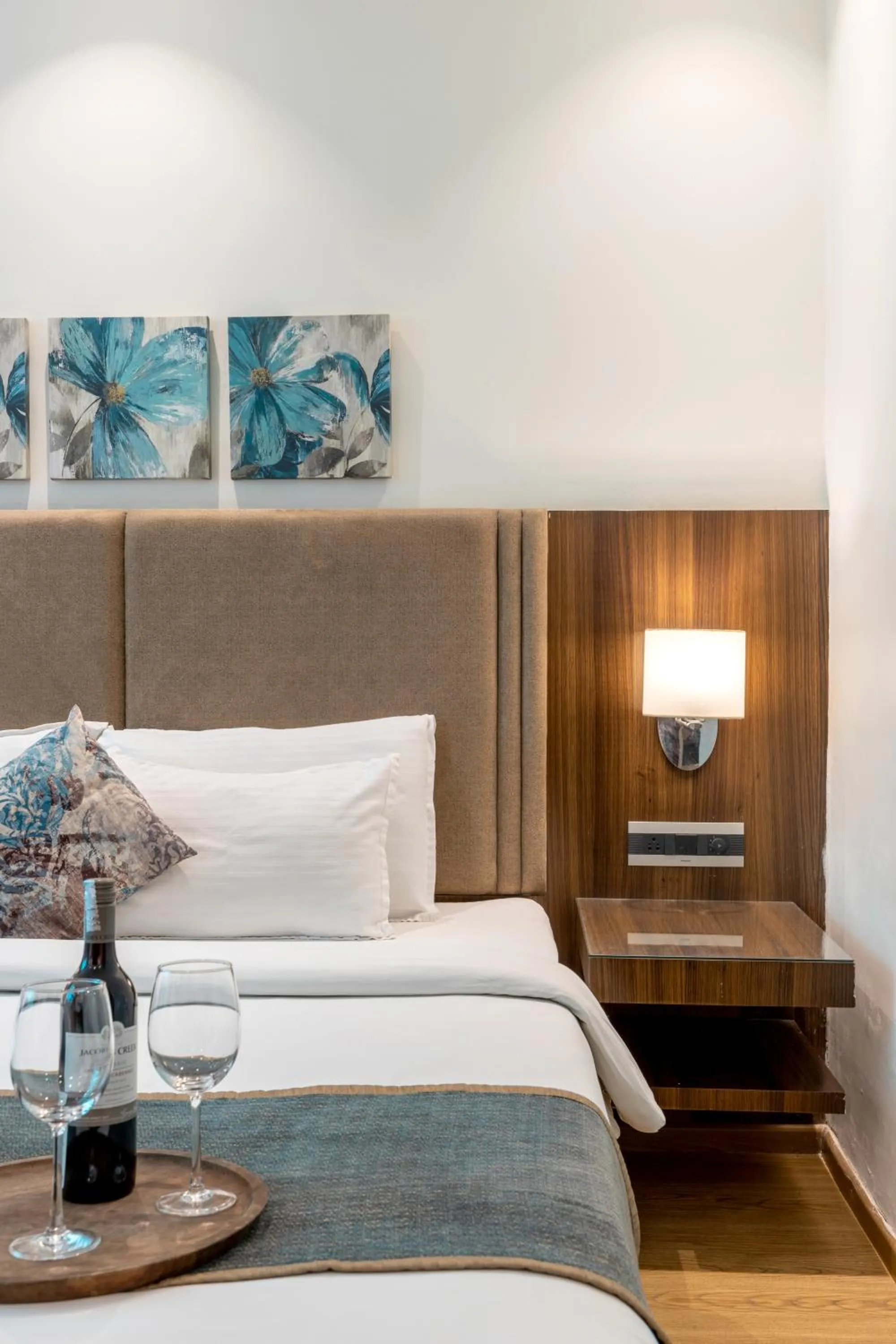 Bedroom, Bed in Kwality's Motel Shiraz