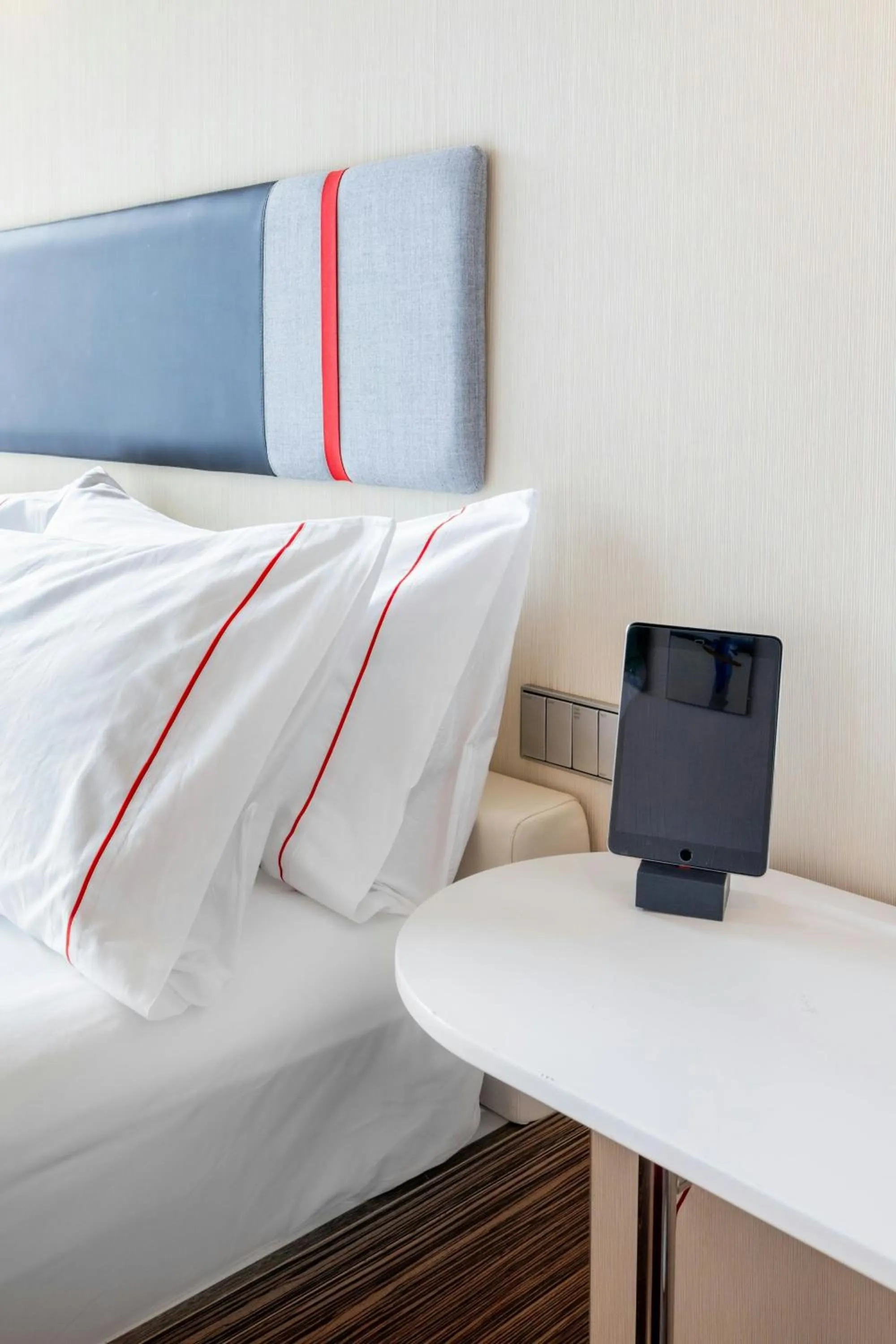 Bedroom, Bed in citizenM Paris Charles de Gaulle Airport