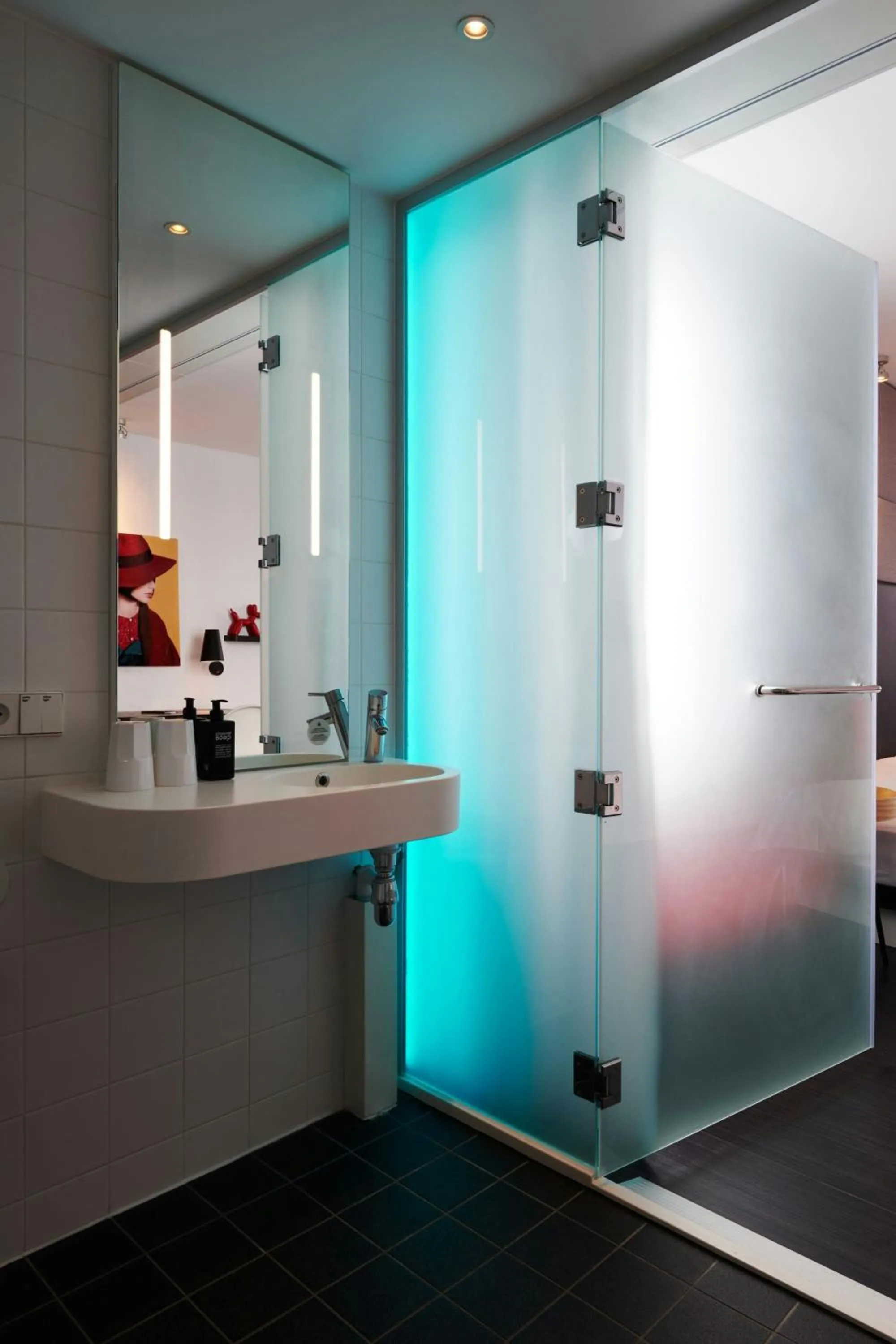 Bedroom in citizenM Paris Charles de Gaulle Airport