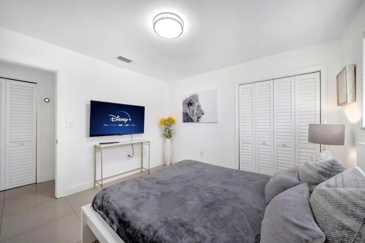 Bed in Luxury 7BR Villa Vizcaya Pool Sauna Gym Golf