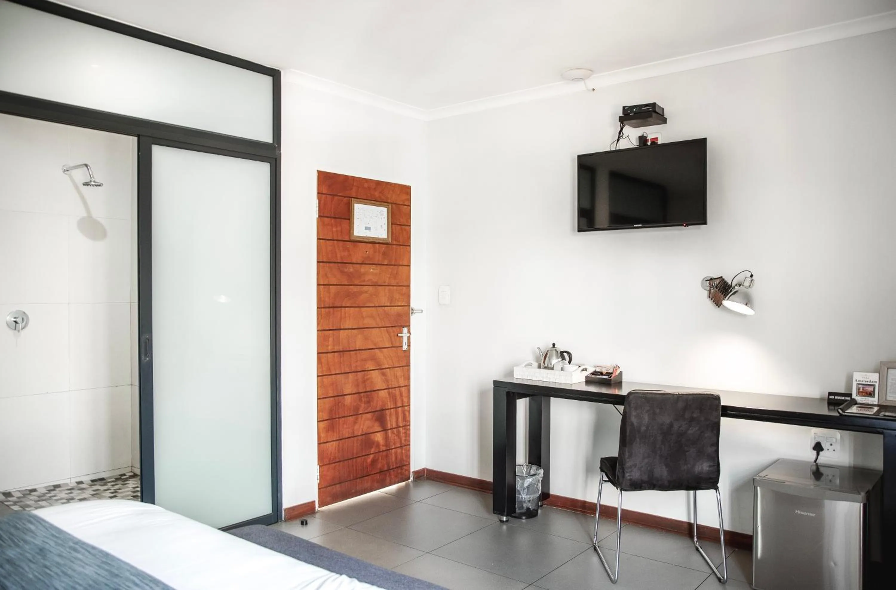 TV and multimedia in Yalla Yalla Boutique Hotel