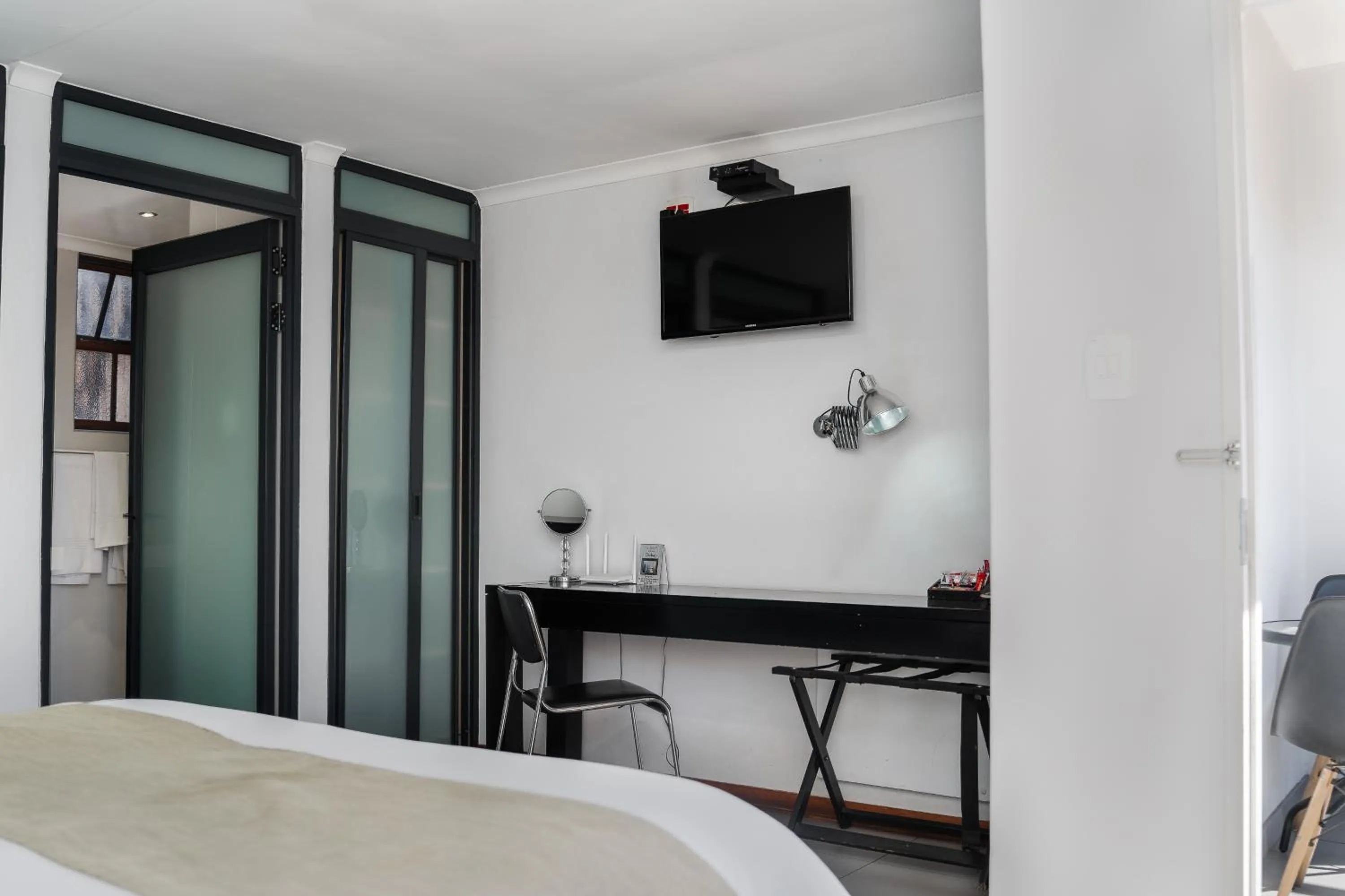 TV and multimedia, Bed in Yalla Yalla Boutique Hotel