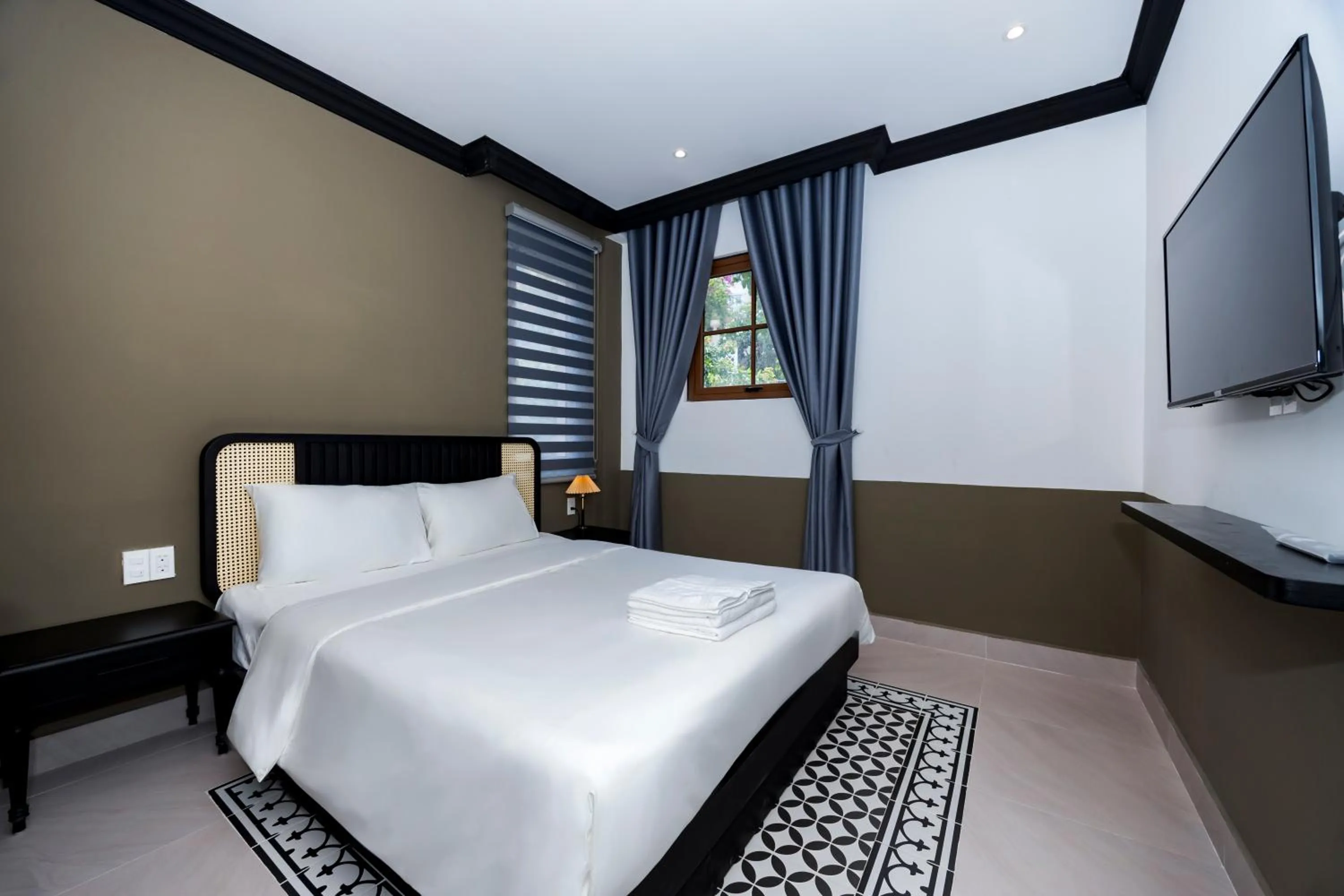 Photo of the whole room, Bed in SUNSET BAY RETREAT