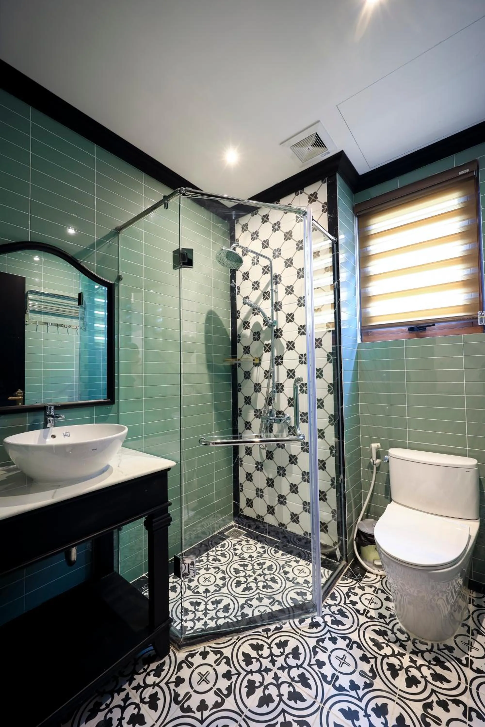Shower in SUNSET BAY RETREAT
