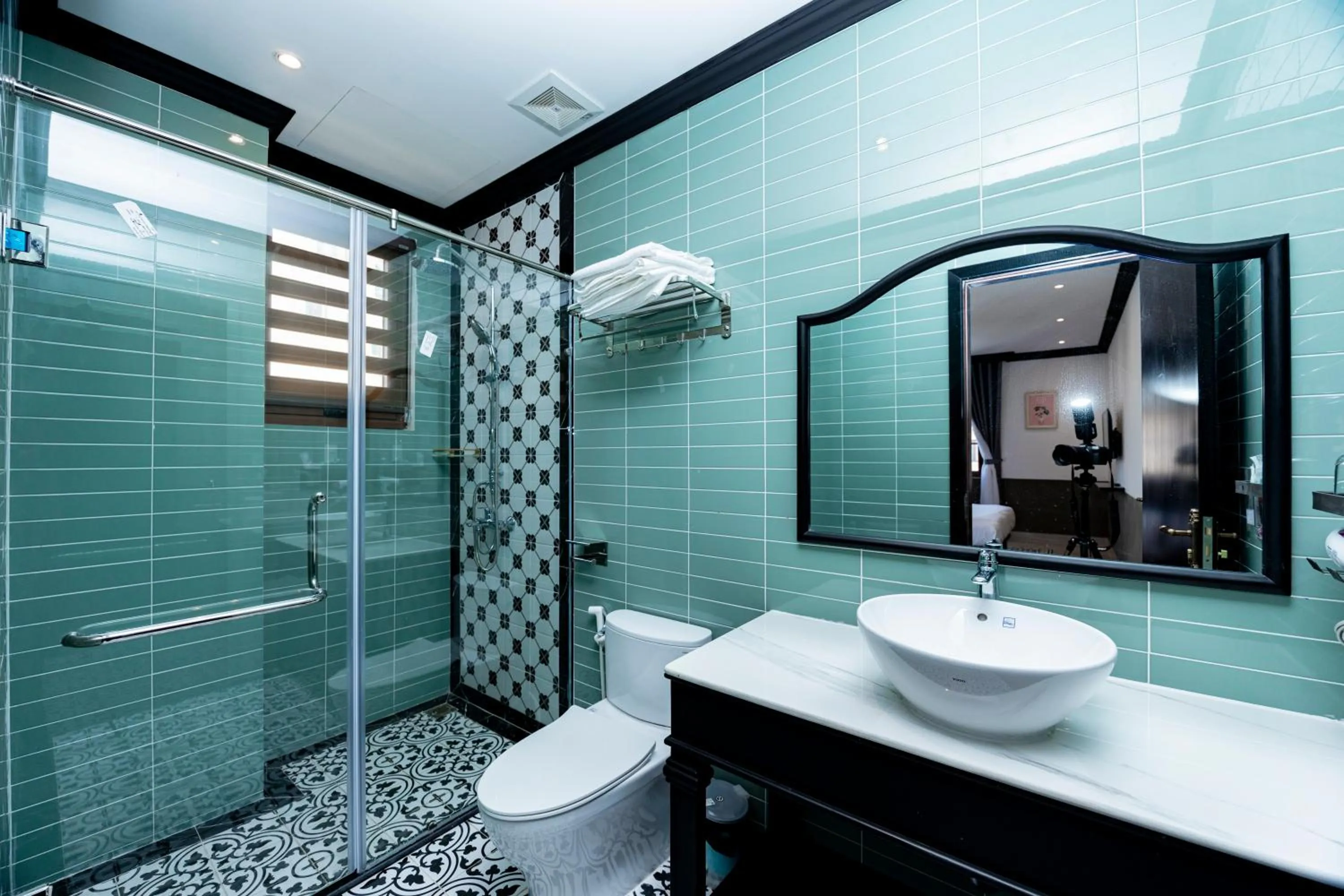 Shower in SUNSET BAY RETREAT