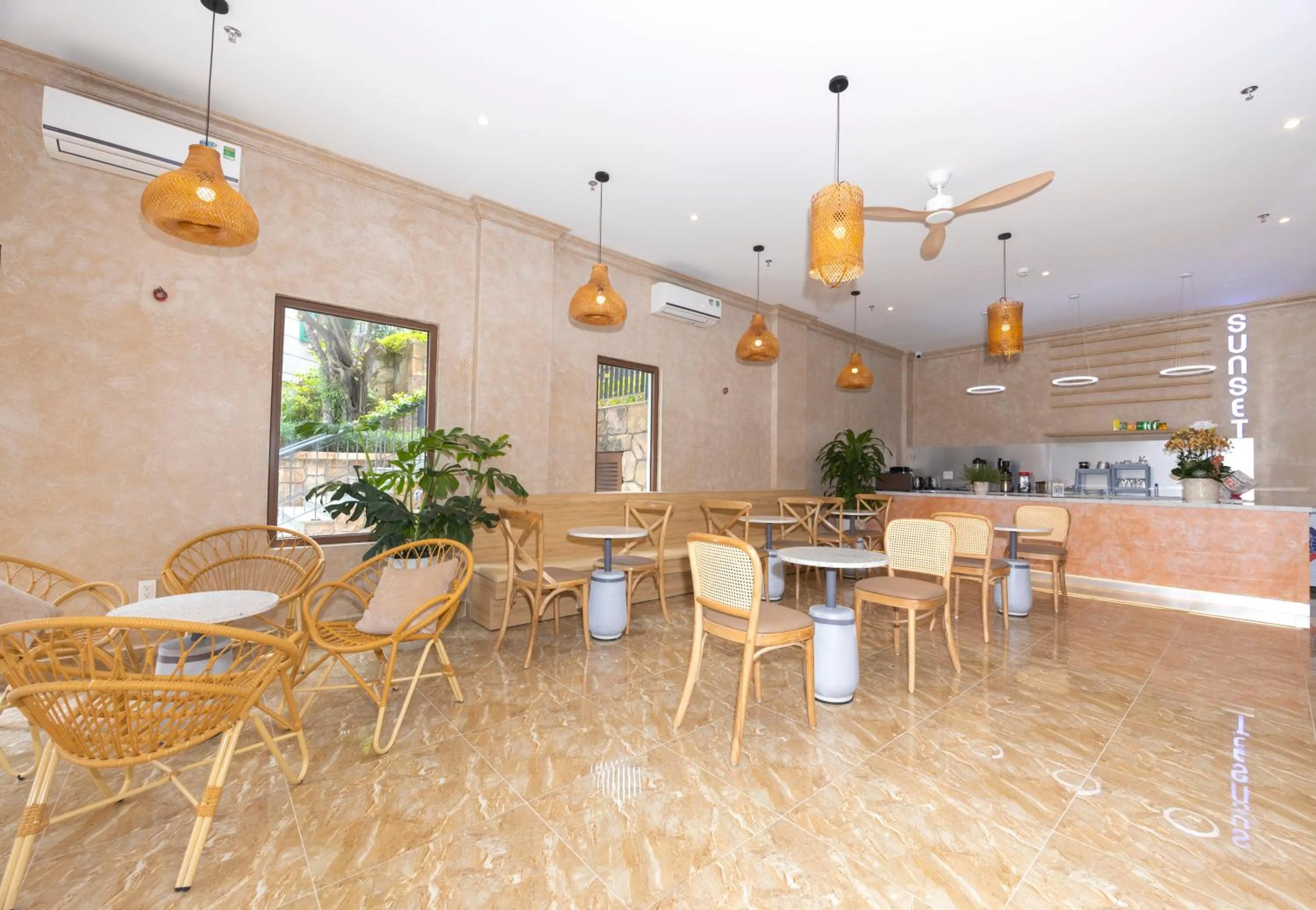 Lounge or bar in SUNSET BAY RETREAT