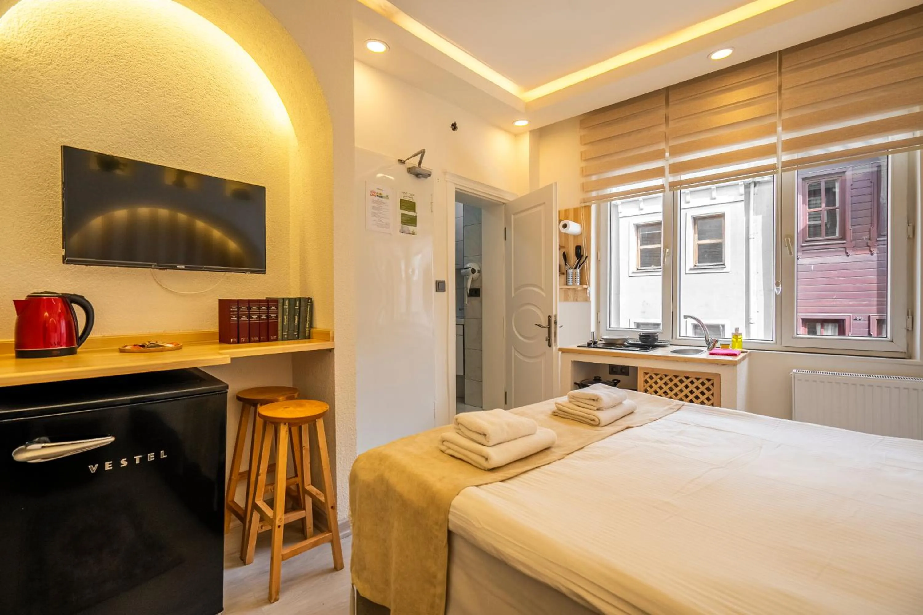 Kitchen or kitchenette, Bed in Emir Hotel