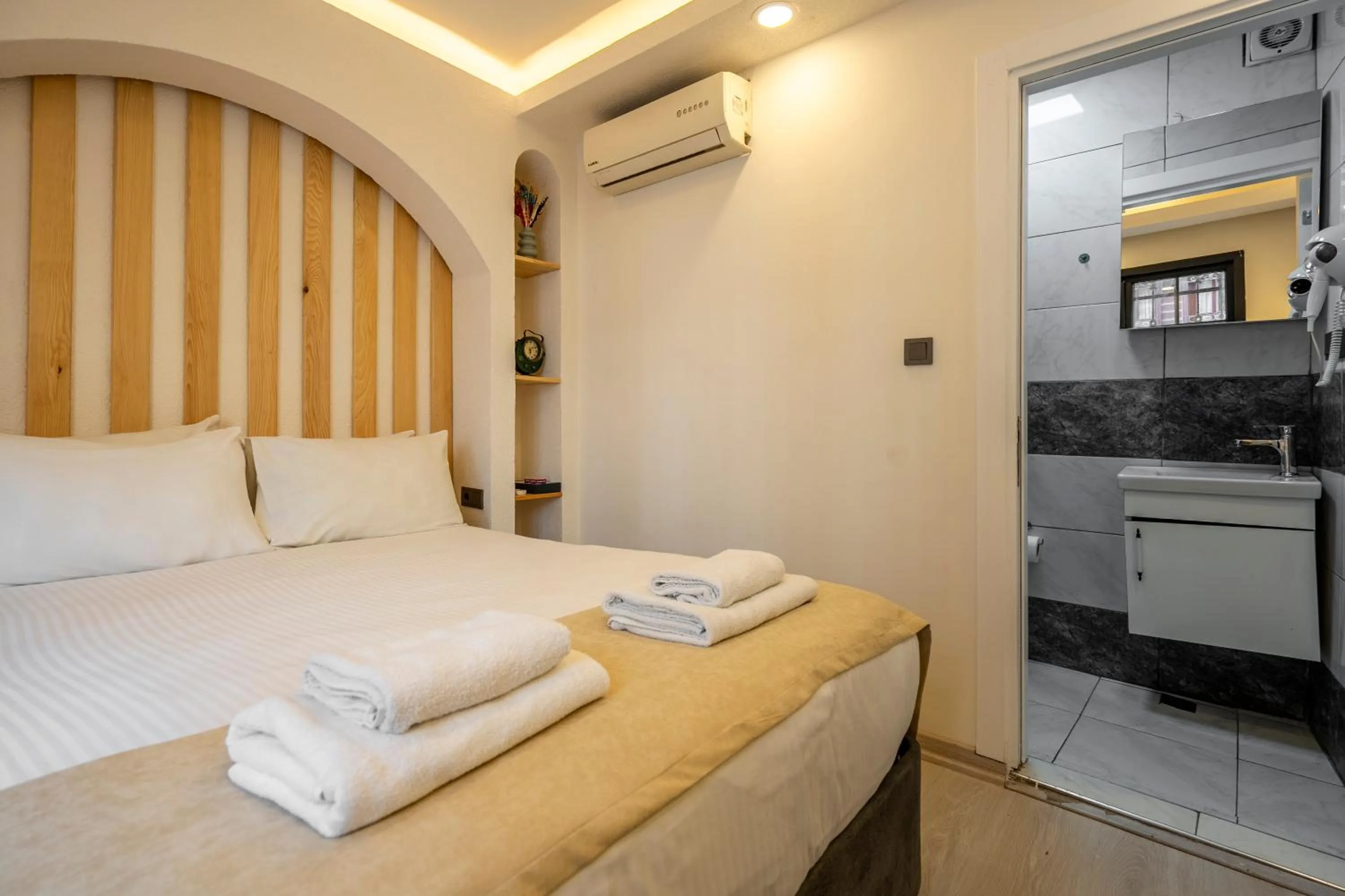 Photo of the whole room, Bed in Emir Hotel