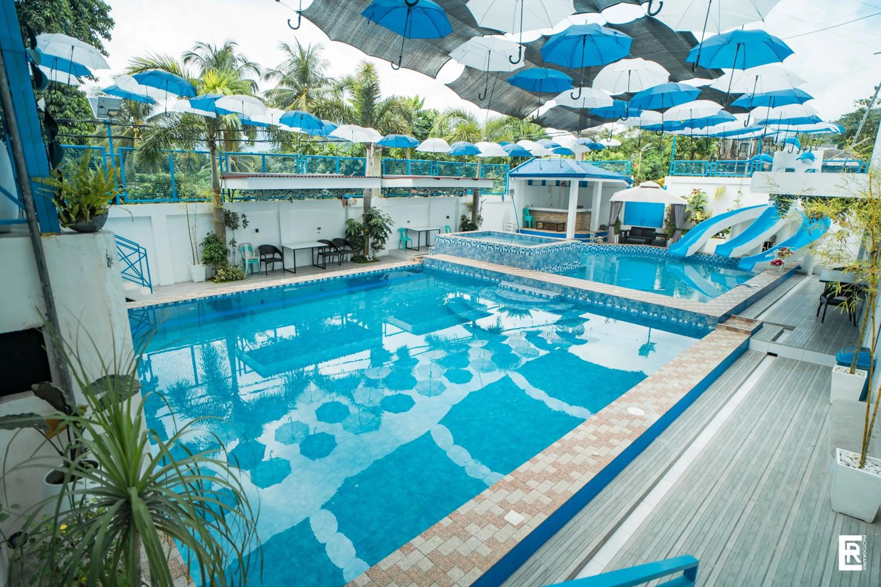 Swimming pool in Bernese Resort Hotel powered by Cocotel