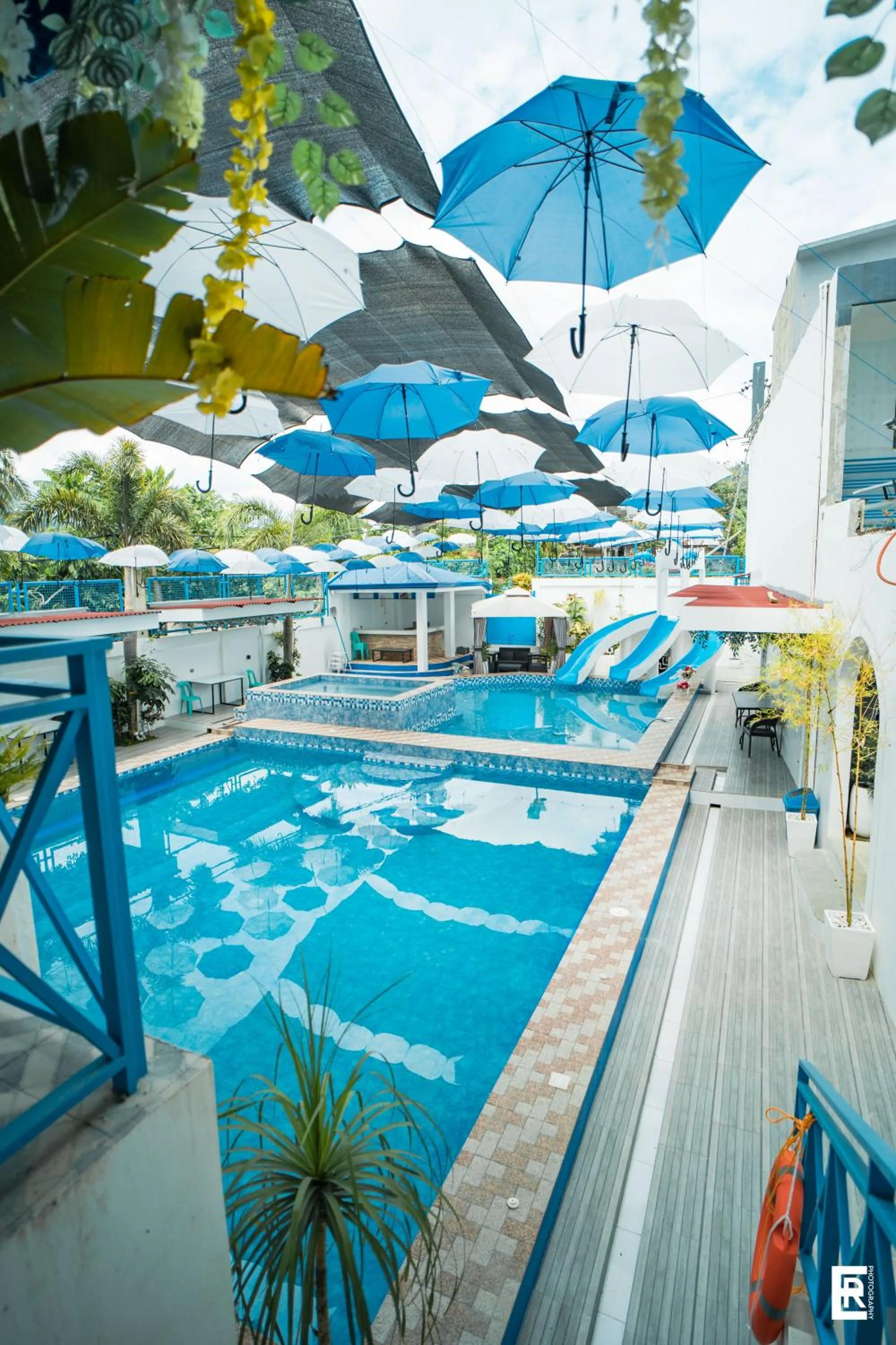 Swimming pool in Bernese Resort Hotel powered by Cocotel