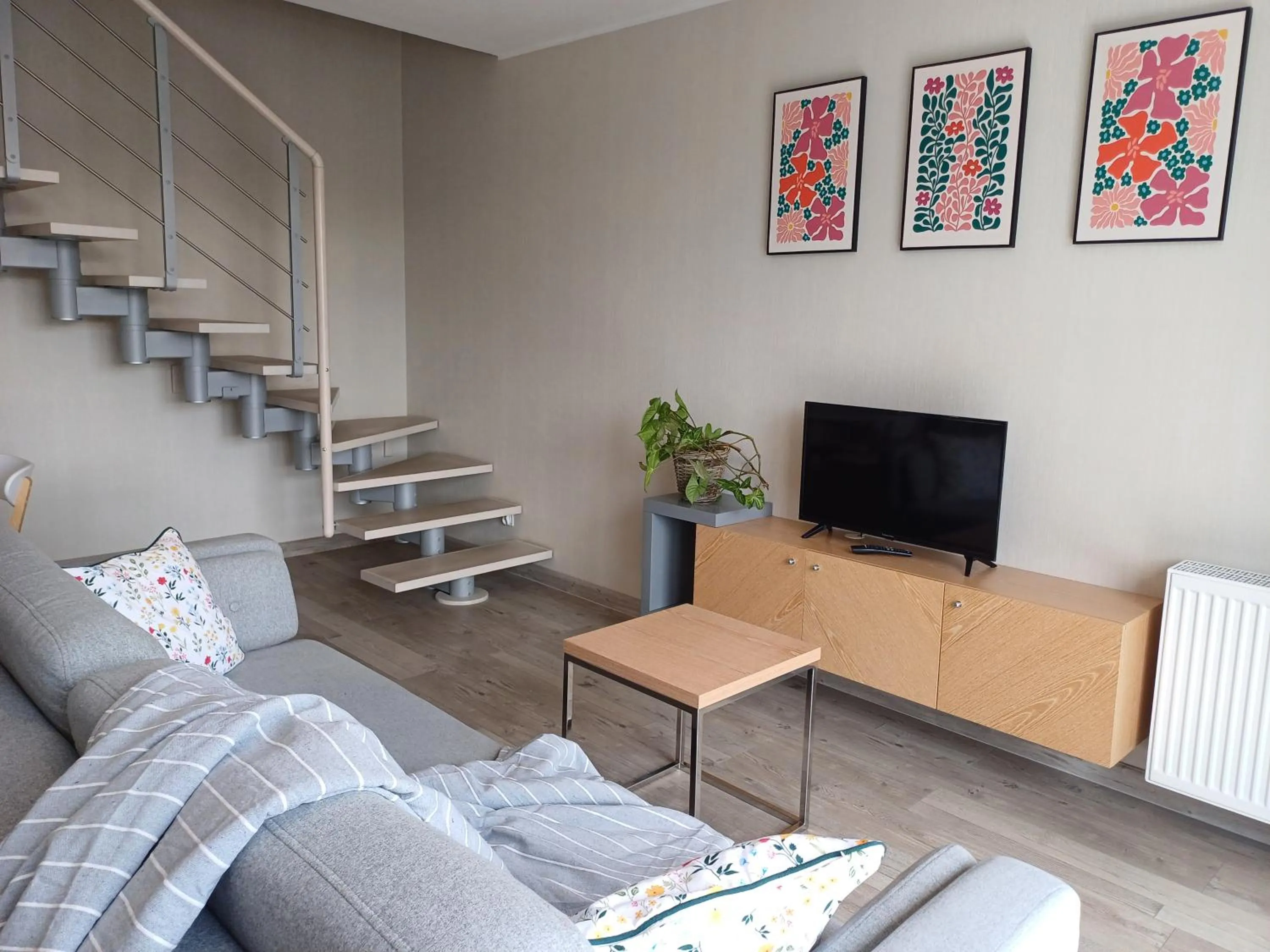 Communal lounge/ TV room in Hotel Marina Club Old Town View