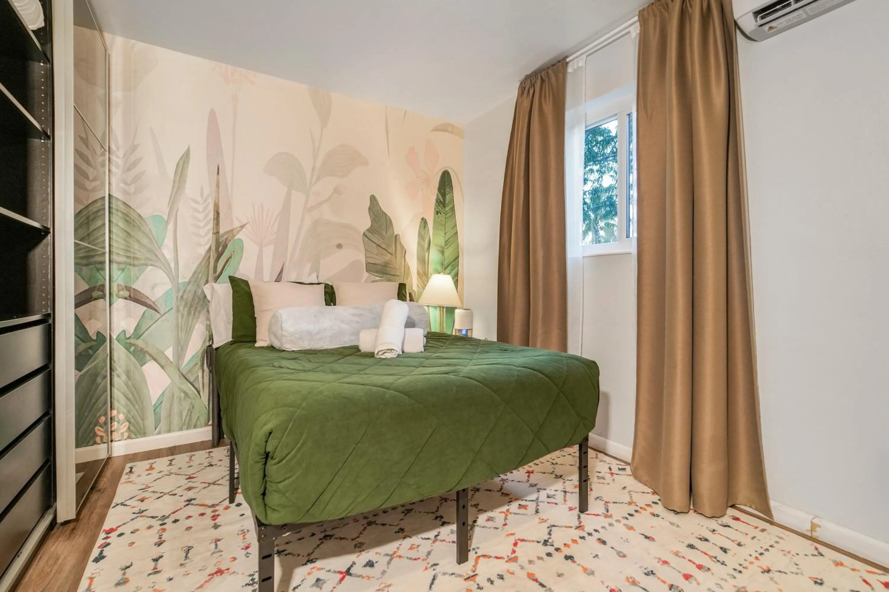 Bed in La Playita 4-BR Heated Pool Miami 16 Guests