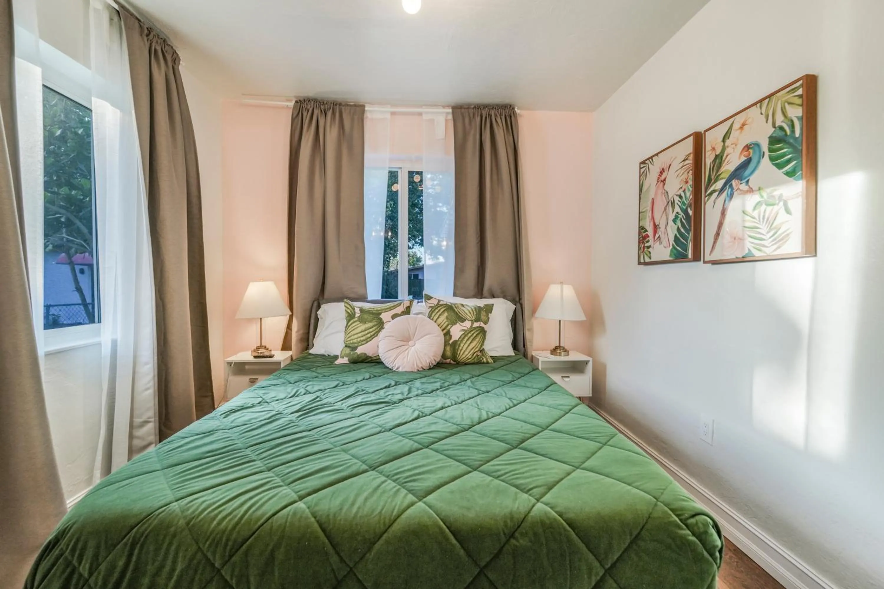 Bed in La Playita 4-BR Heated Pool Miami 16 Guests