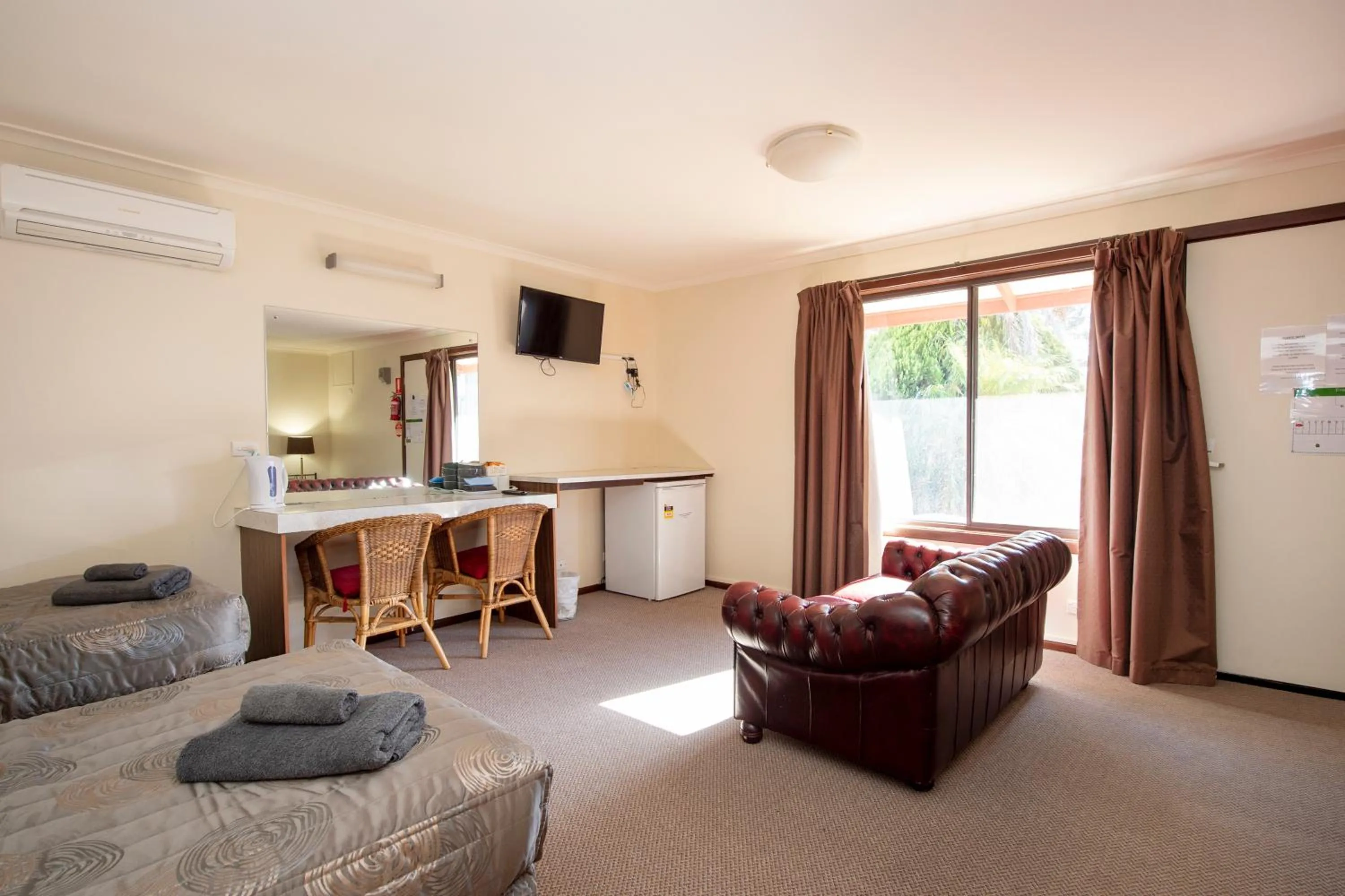 Bed in Ardrossan Hotel Motel