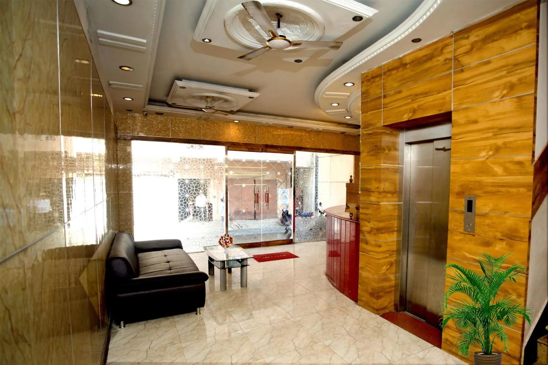 elevator in Hotel Sunpark Inn