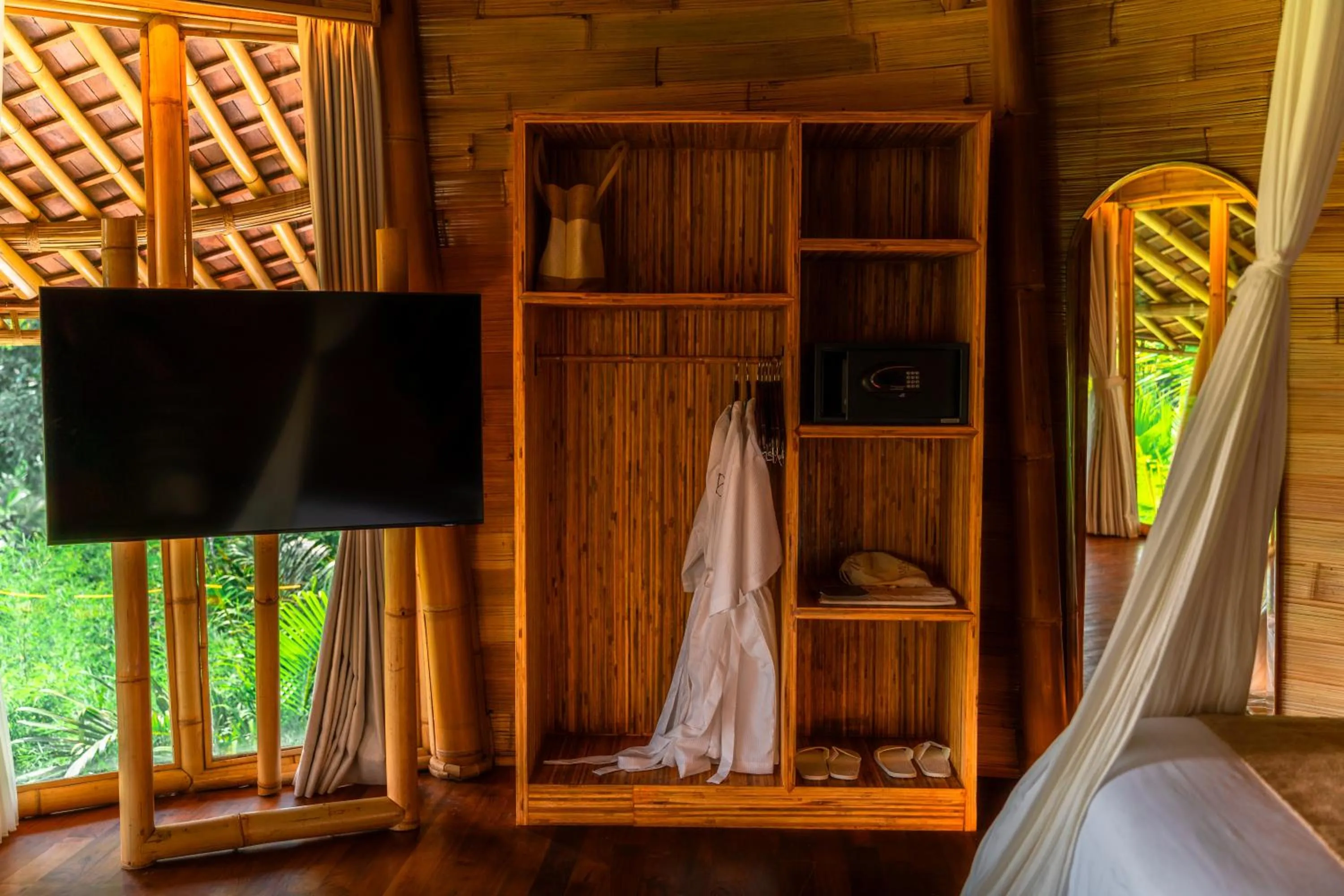 TV and multimedia in Bambootel Sawah View