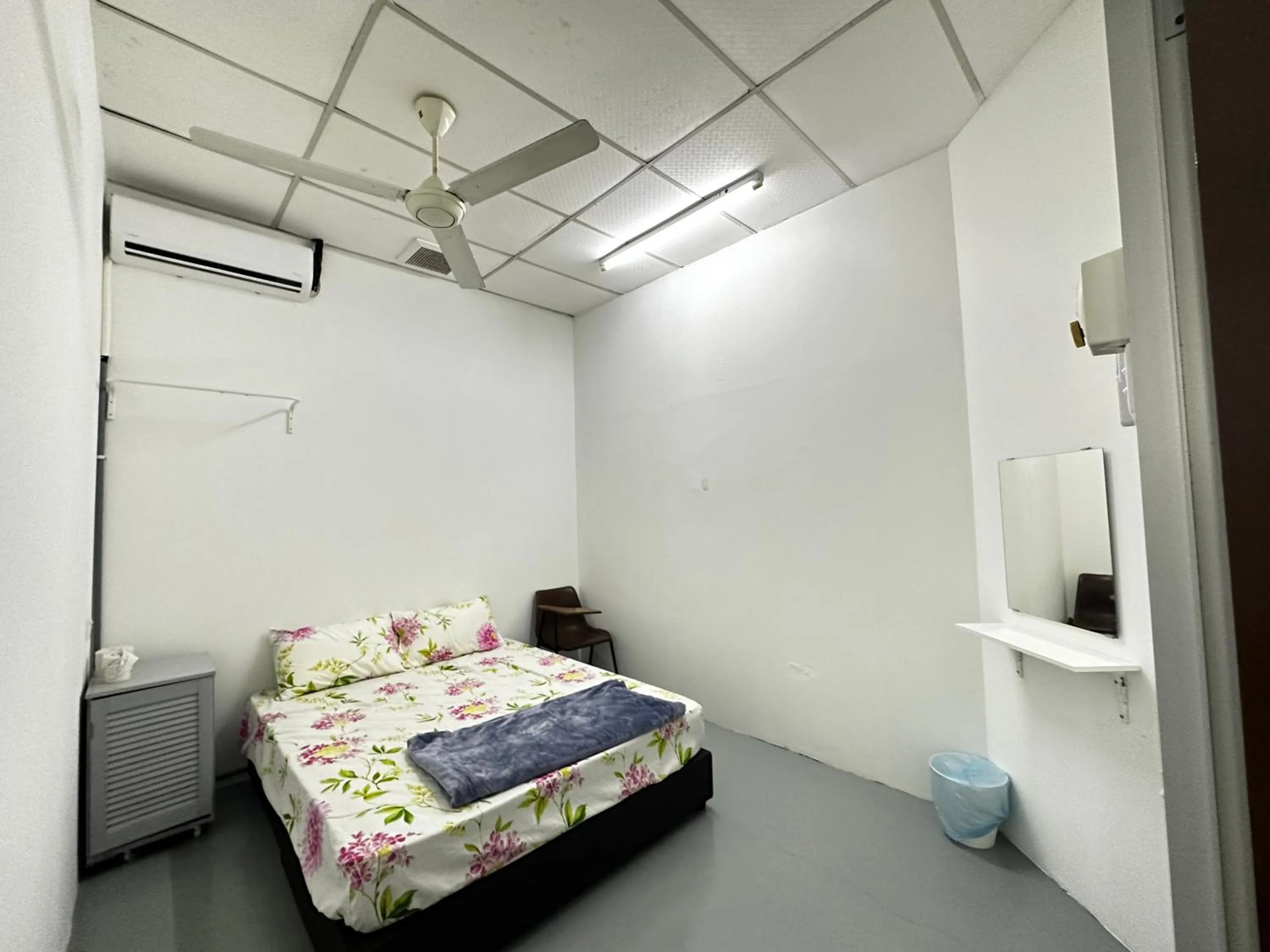 Bedroom, Bed in Jiaxin Dormitory-Setia Indah 家馨青年旅宿