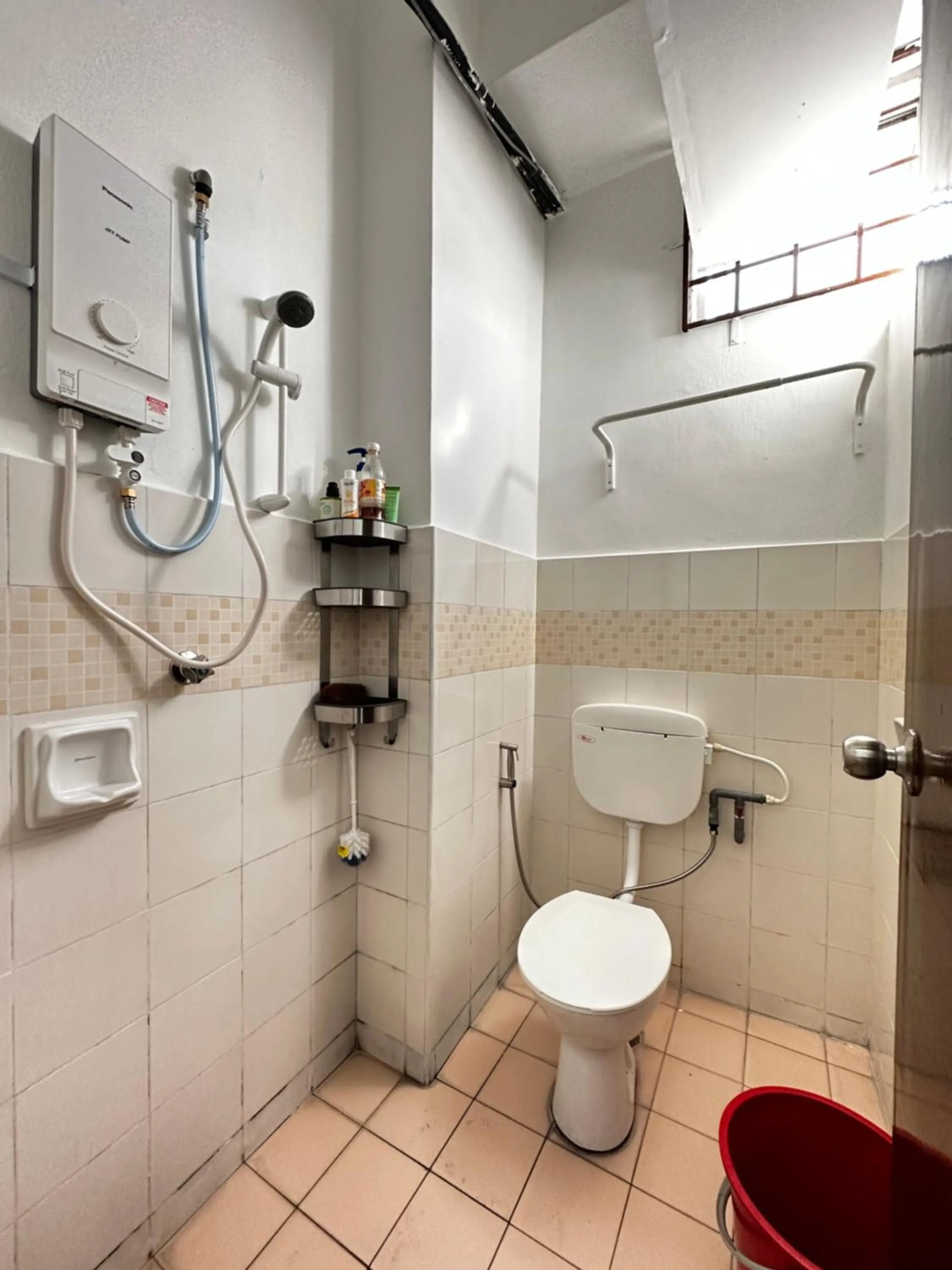 Shower in Jiaxin Dormitory-Setia Indah 家馨青年旅宿