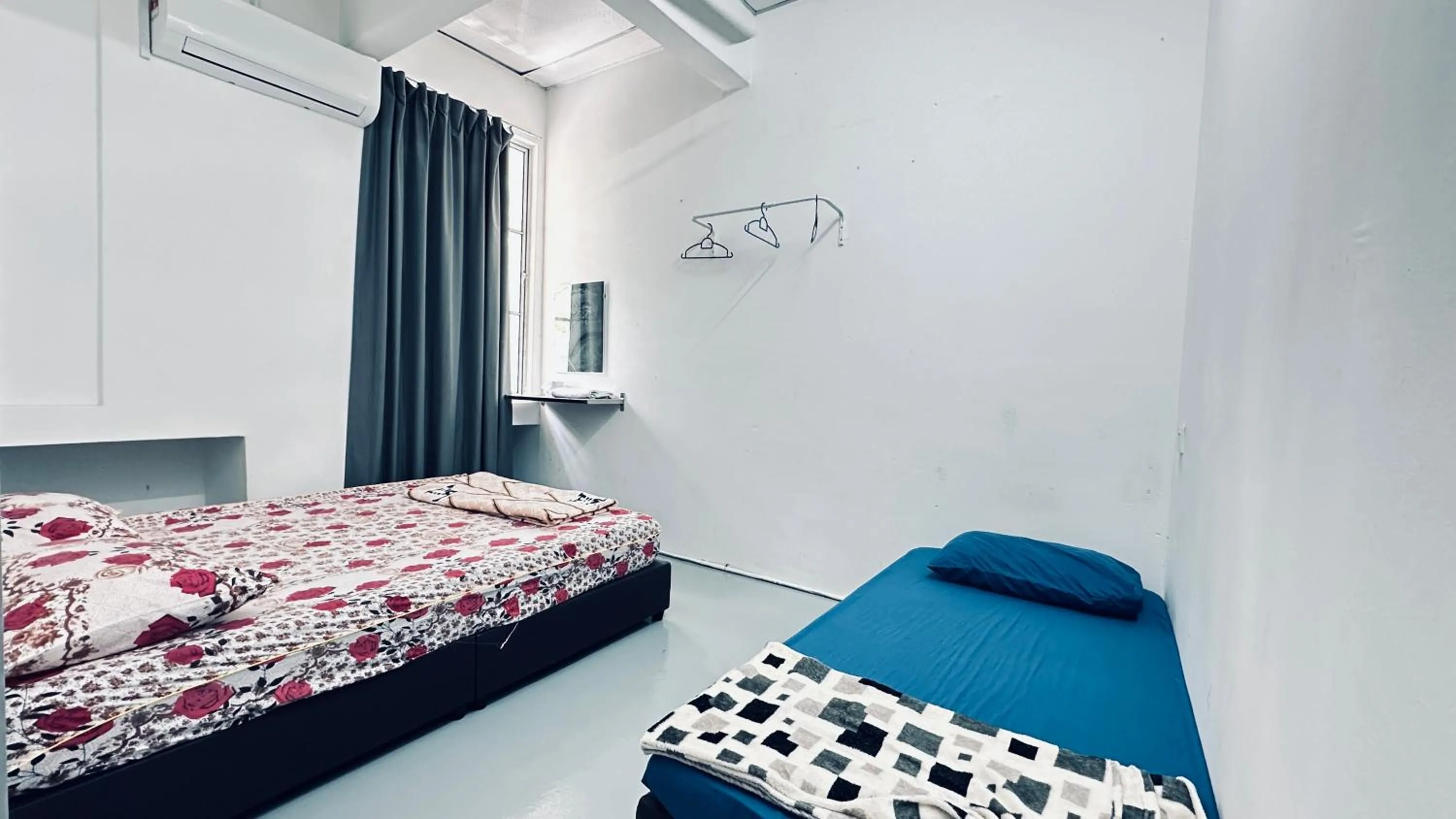 Triple Room with Shared Toilet in Jiaxin Dormitory-Setia Indah 家馨青年旅宿