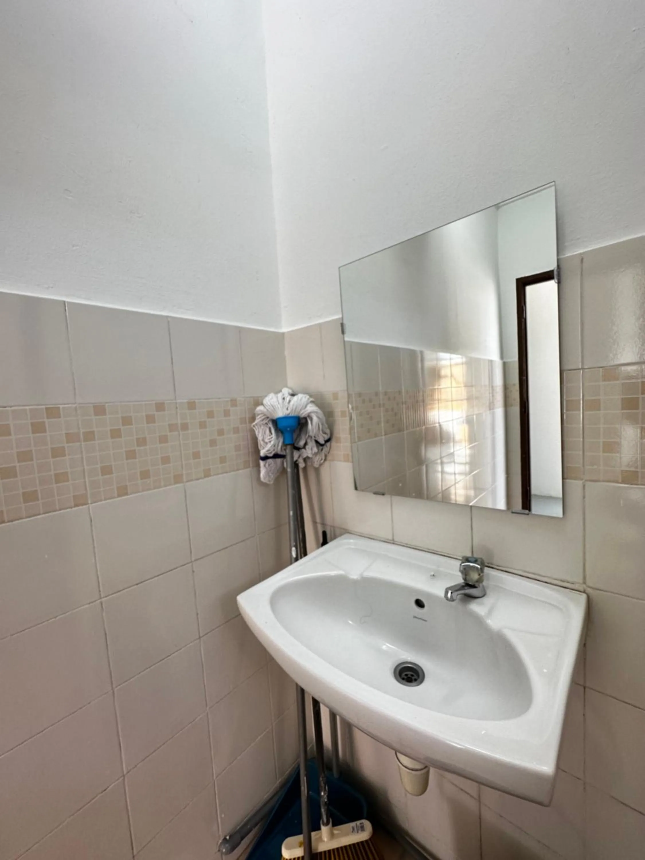 Bathroom in Jiaxin Dormitory-Setia Indah 家馨青年旅宿