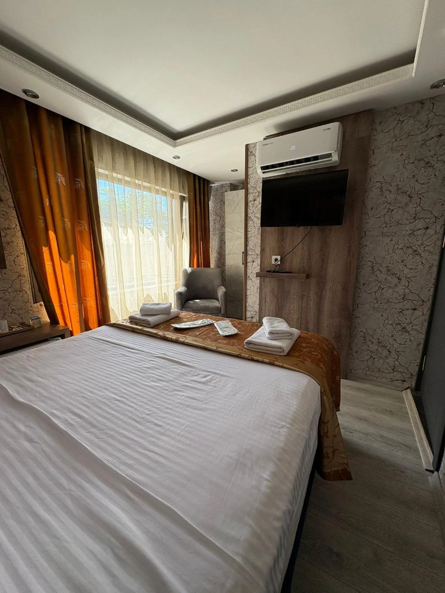 Communal lounge/ TV room, Bed in Peker Hotel