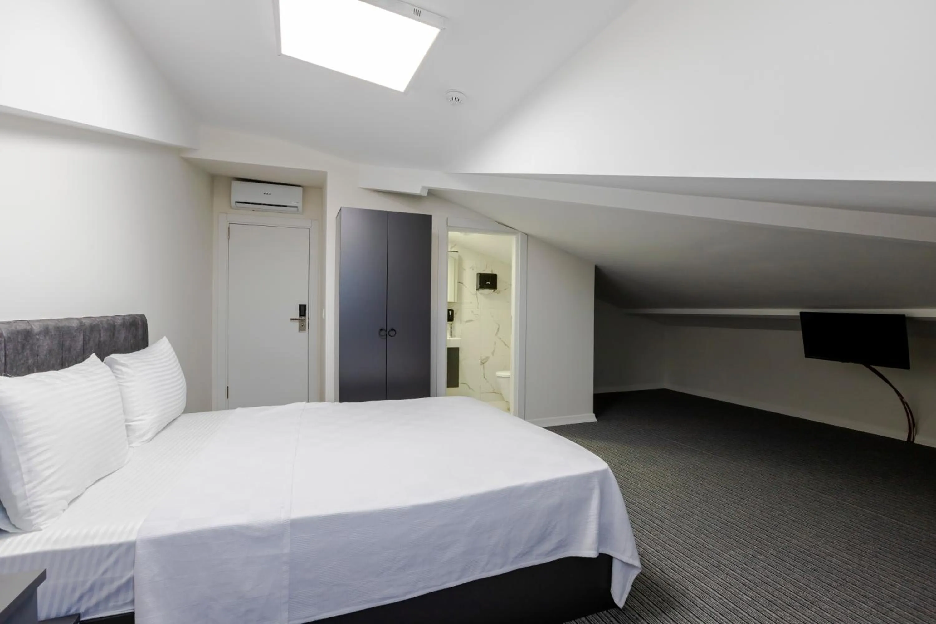 Photo of the whole room in ACAR AIRPORT +PLUS