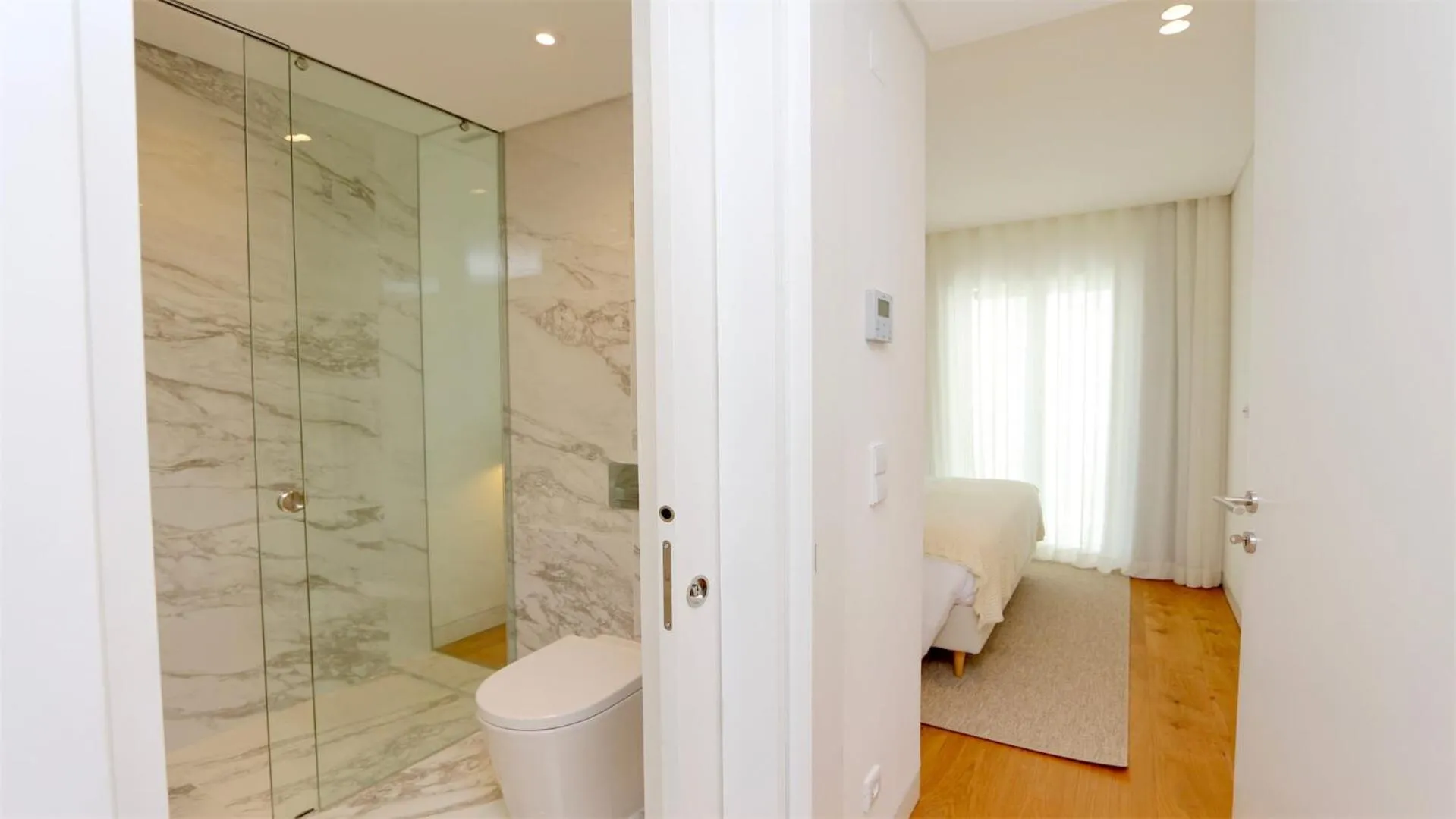 Bathroom in Lake24 CD256- CleverDetails, 3 bedroom apartment, sleeps 6, near to Falesia Beach and the Marina