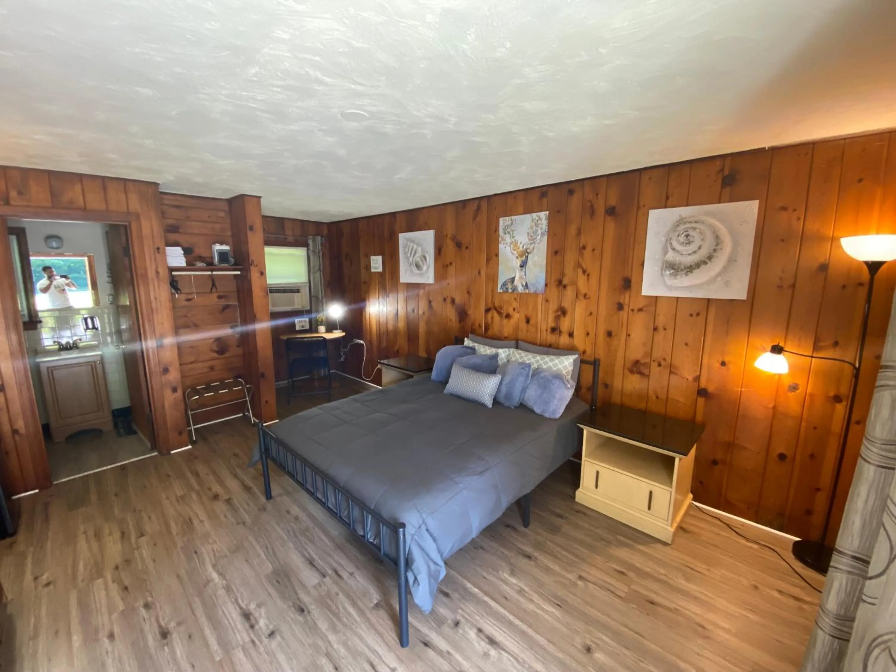 Bedroom, Bed in Heart of the Berkshires Motel