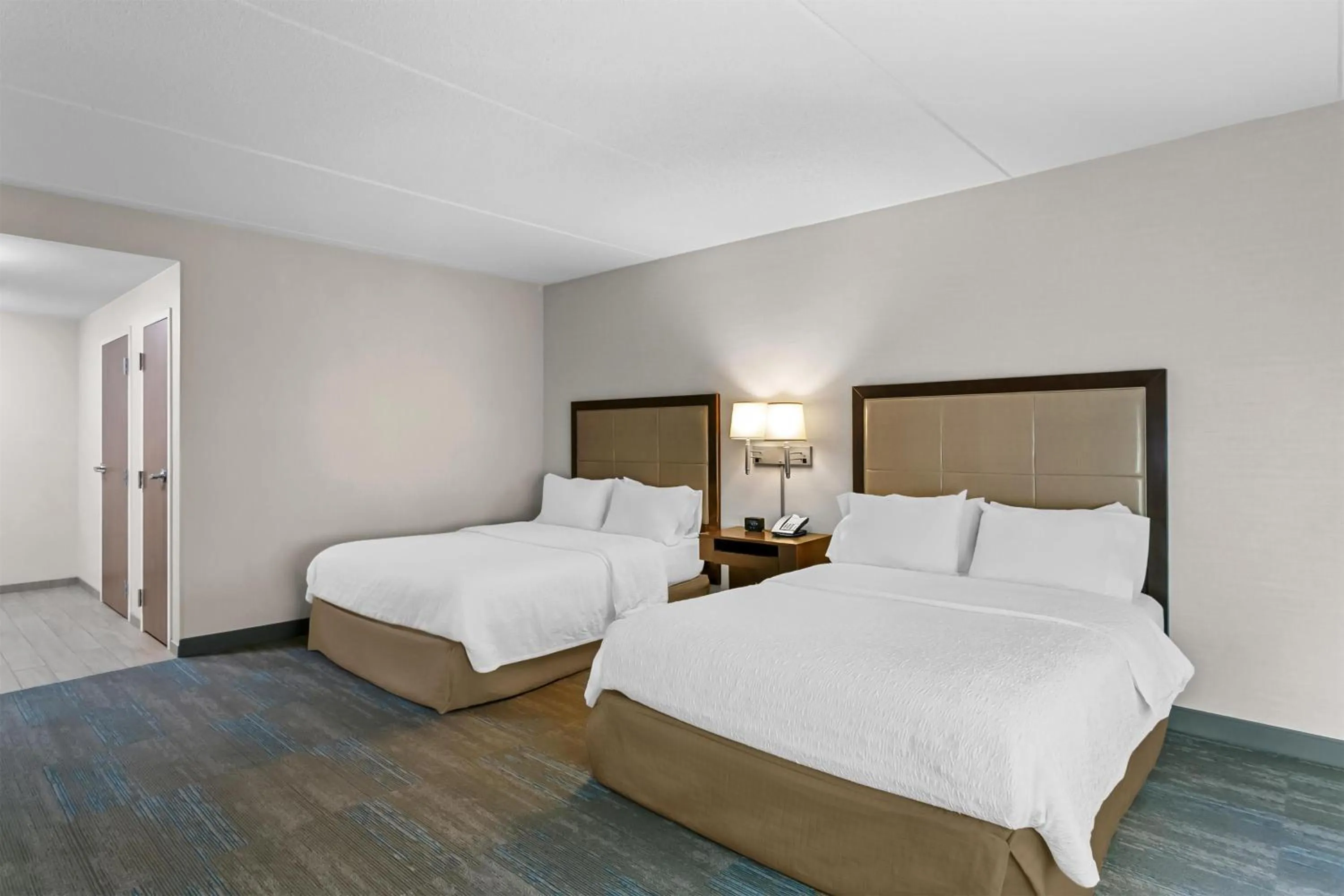 Bed in Hampton Inn & Suites Baltimore/Woodlawn