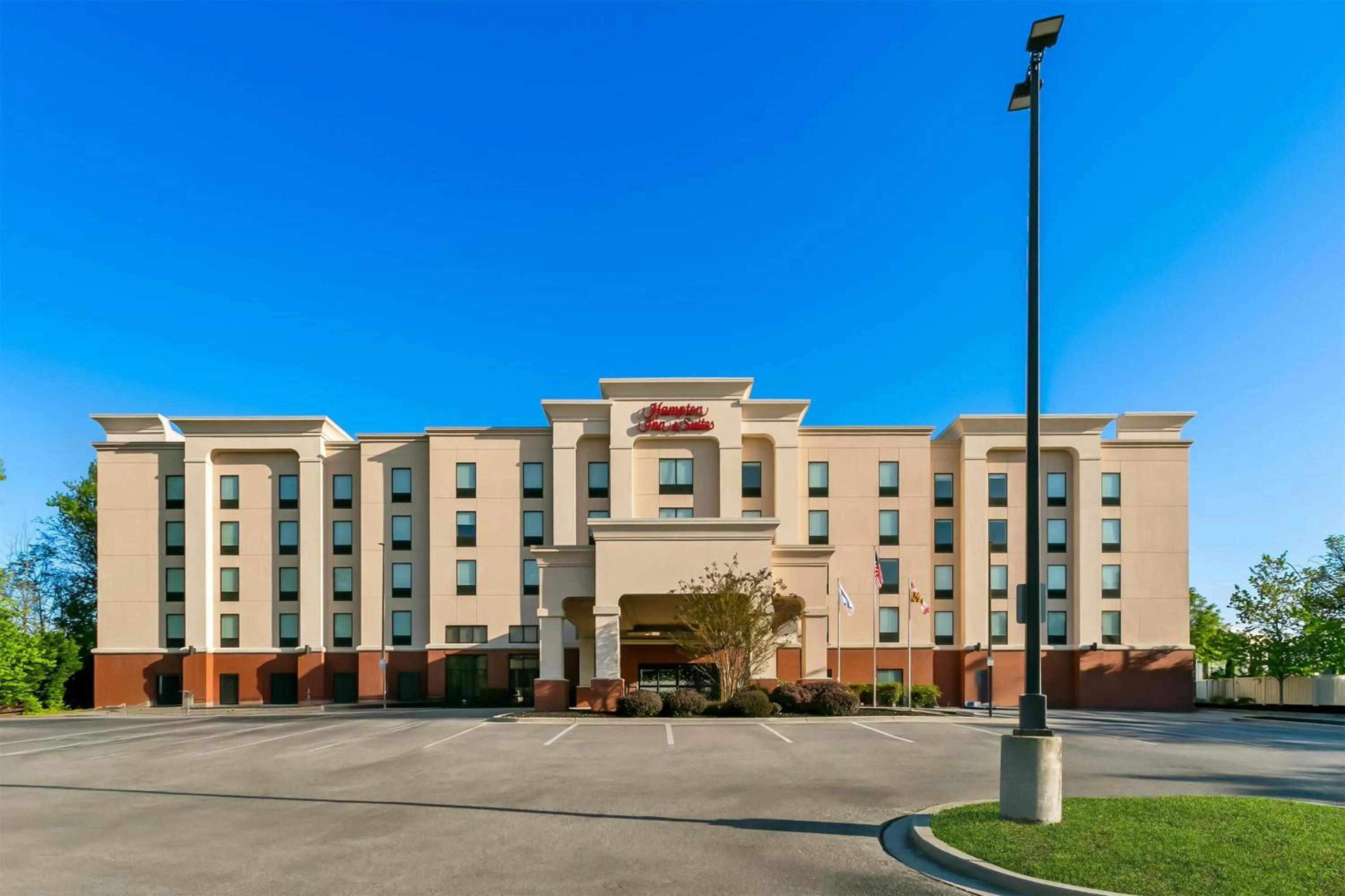 Property building in Hampton Inn & Suites Baltimore/Woodlawn