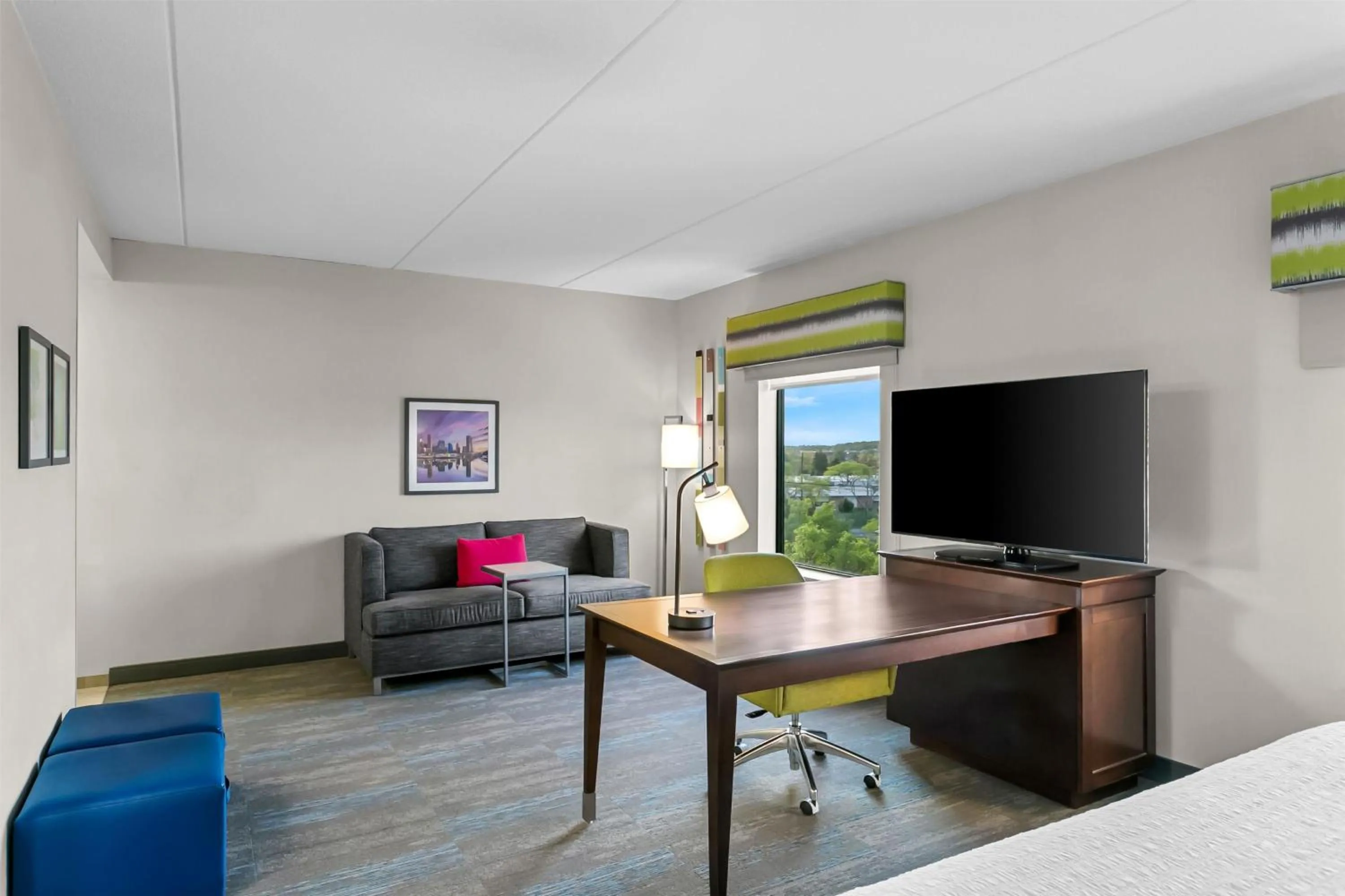 Bedroom in Hampton Inn & Suites Baltimore/Woodlawn