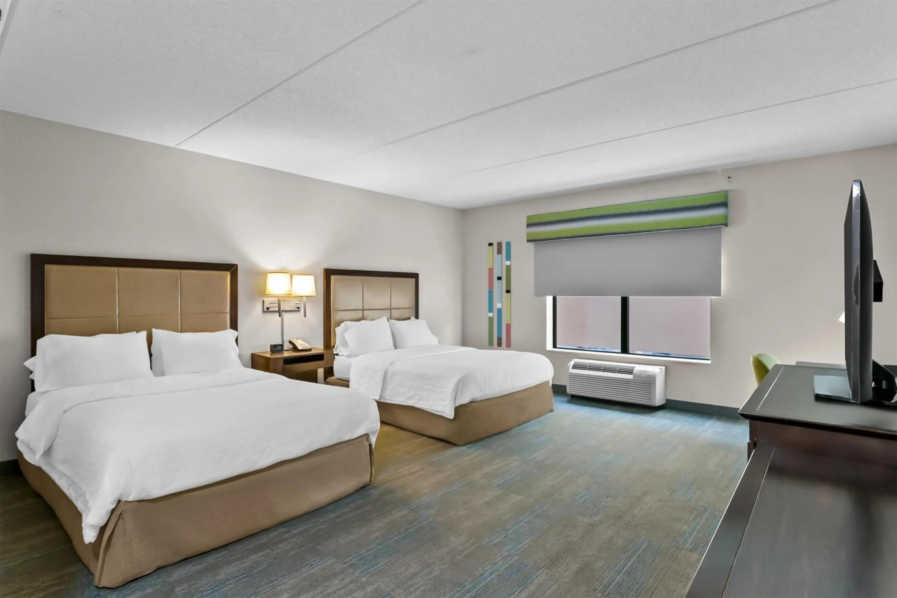 Bed in Hampton Inn & Suites Baltimore/Woodlawn