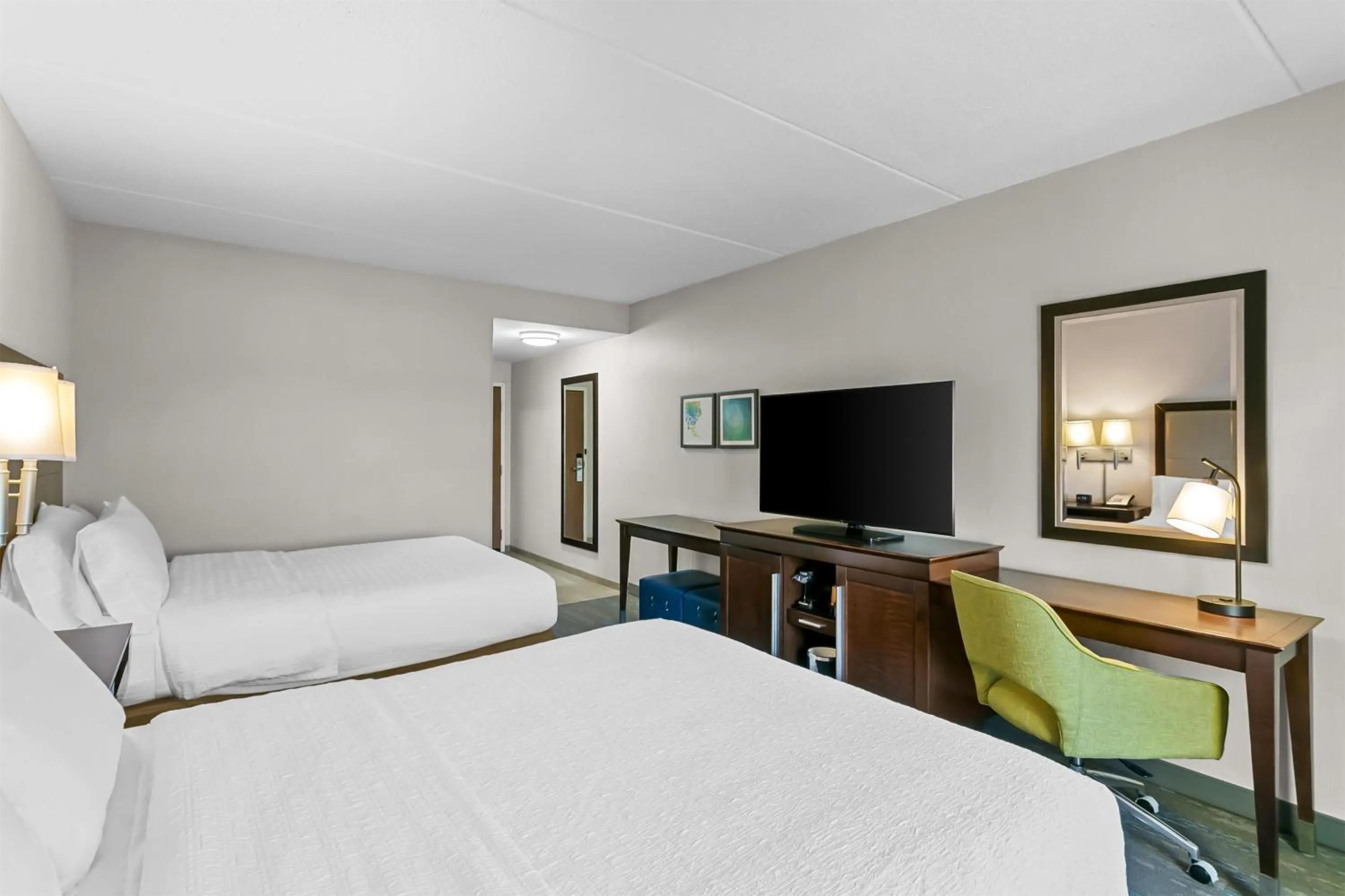 Bedroom, Bed in Hampton Inn & Suites Baltimore/Woodlawn