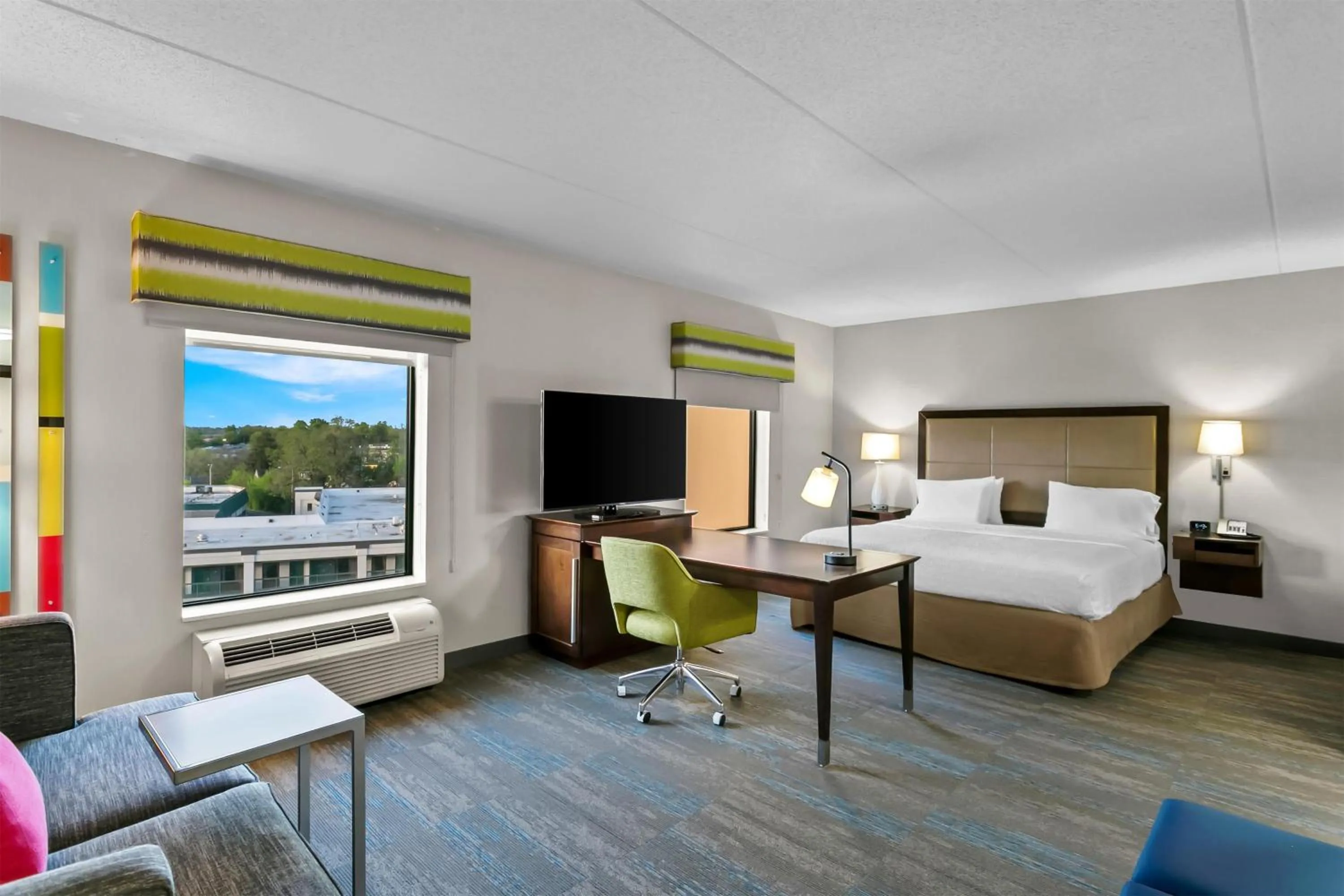 Living room, Bed in Hampton Inn & Suites Baltimore/Woodlawn