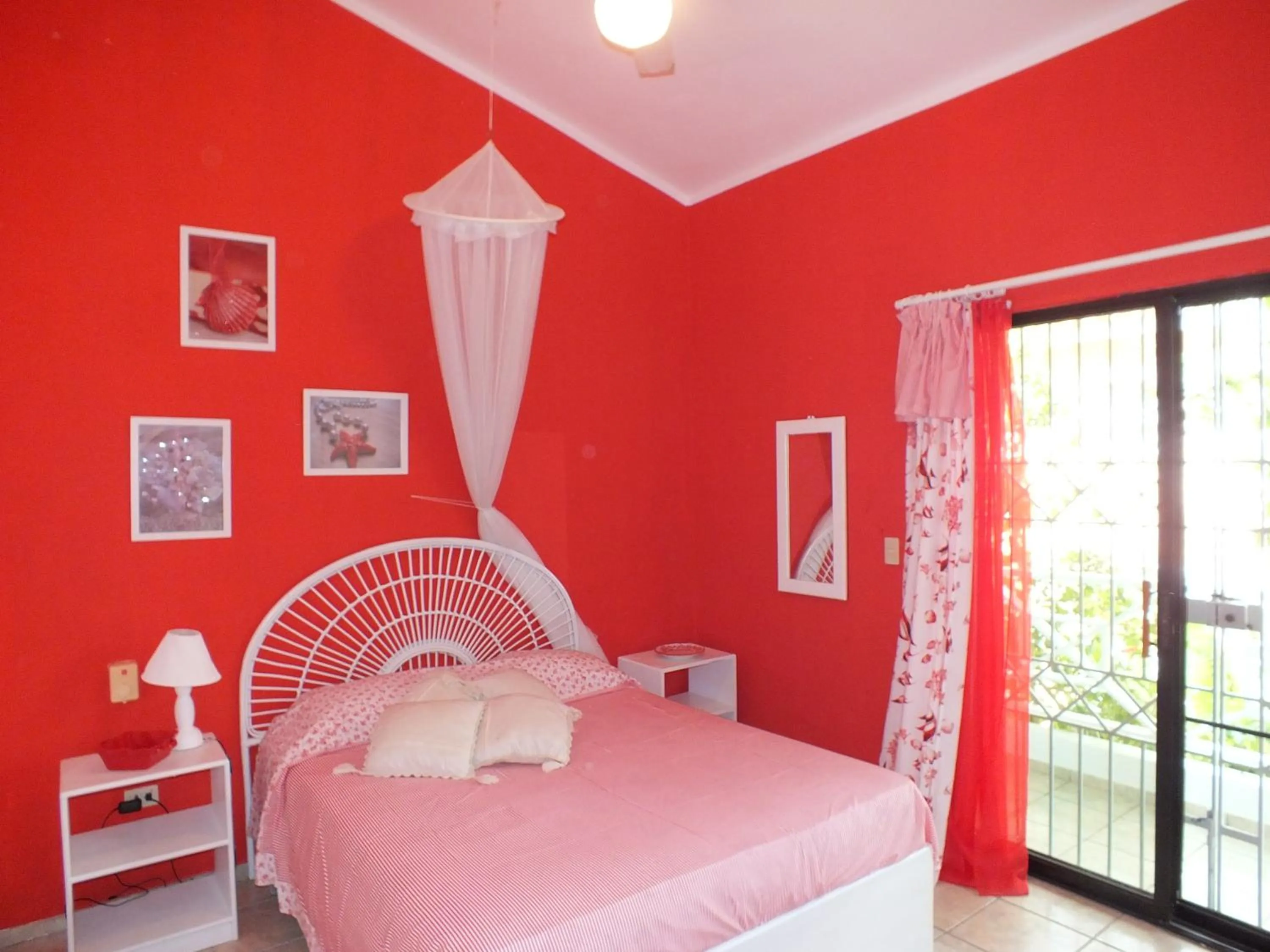 Shower, Bed in Villa Preciosa