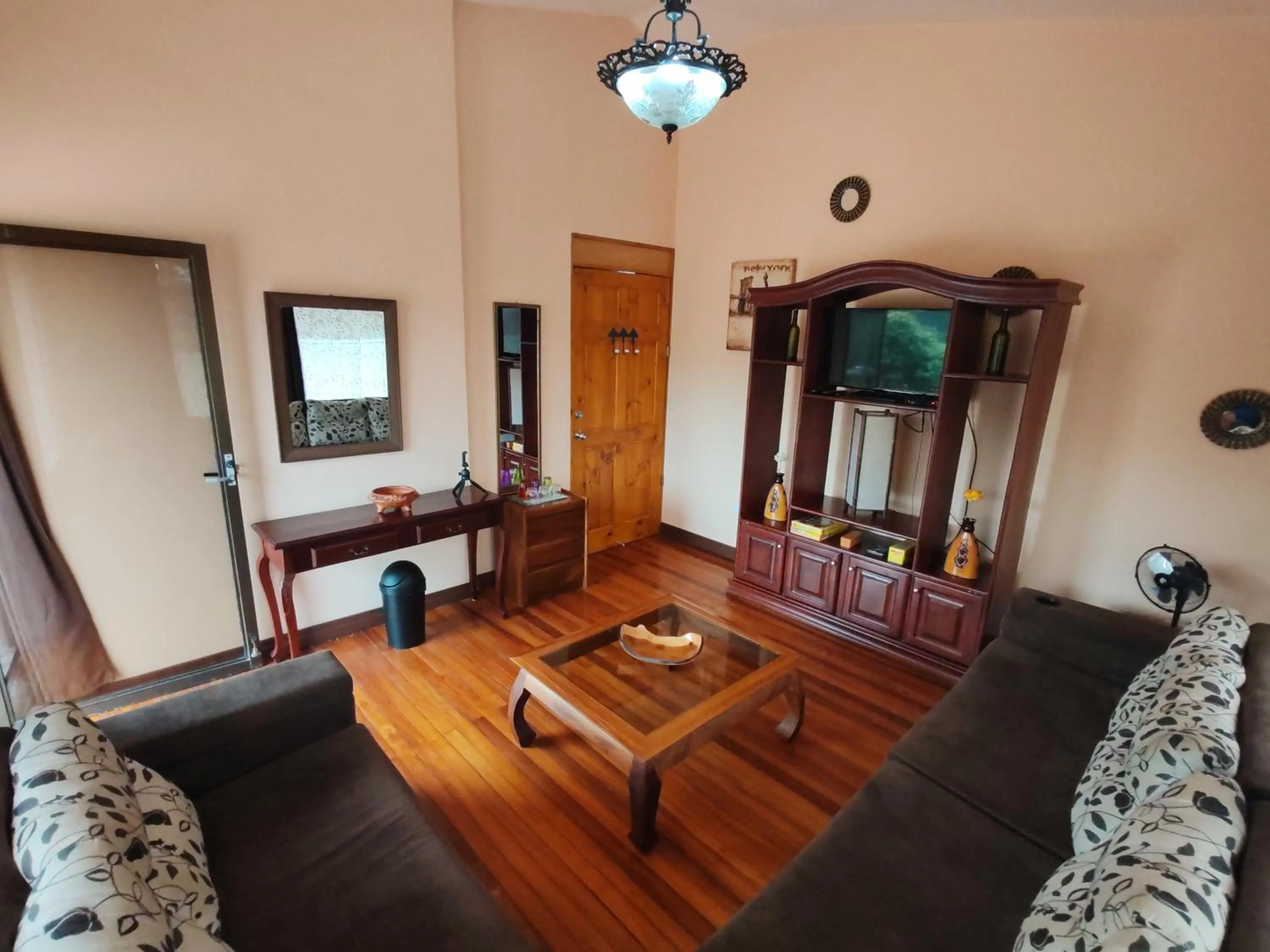 Communal lounge/ TV room in Mi Casa Su Casa Monteverde