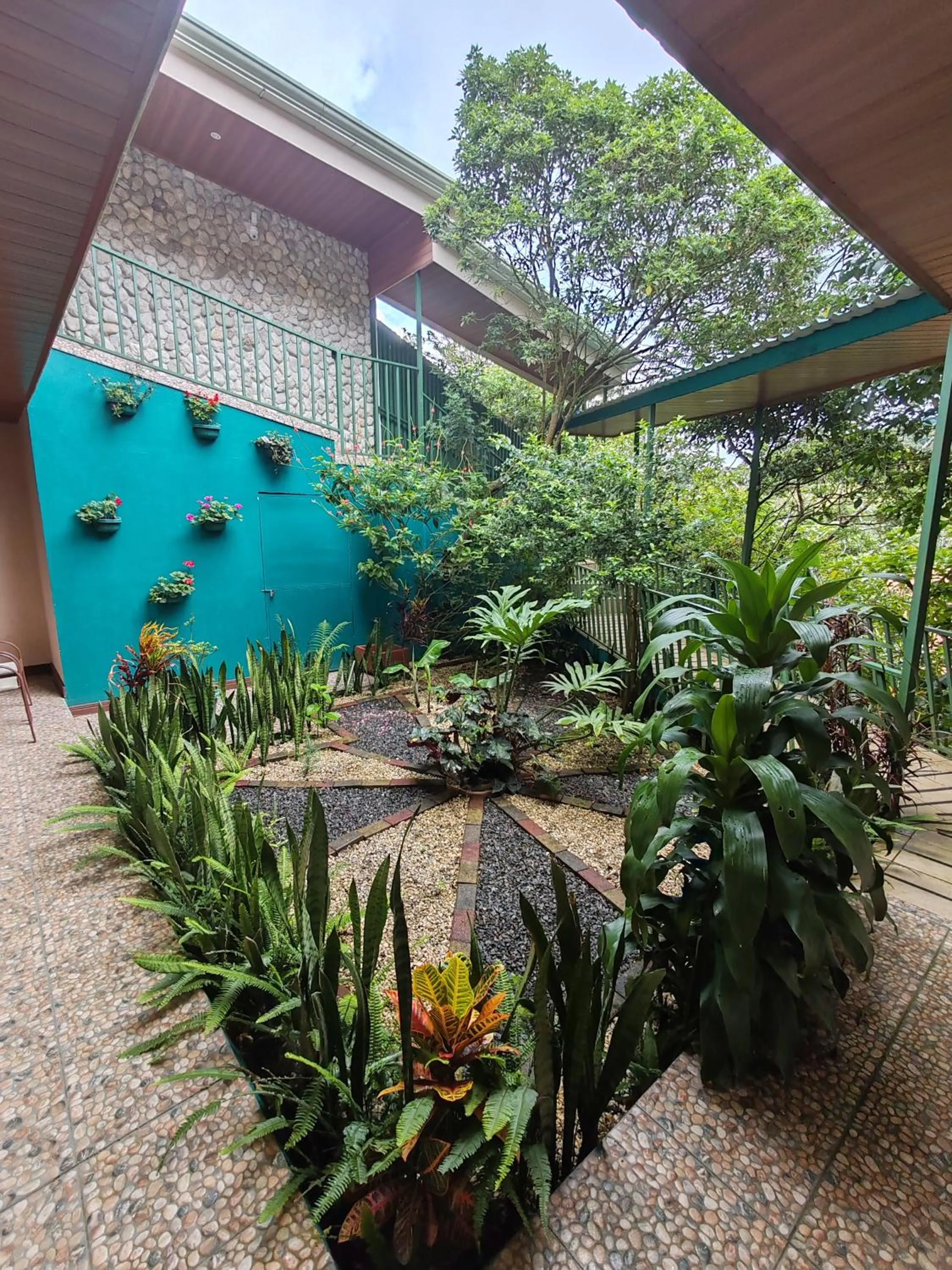 Inner courtyard view in Mi Casa Su Casa Monteverde