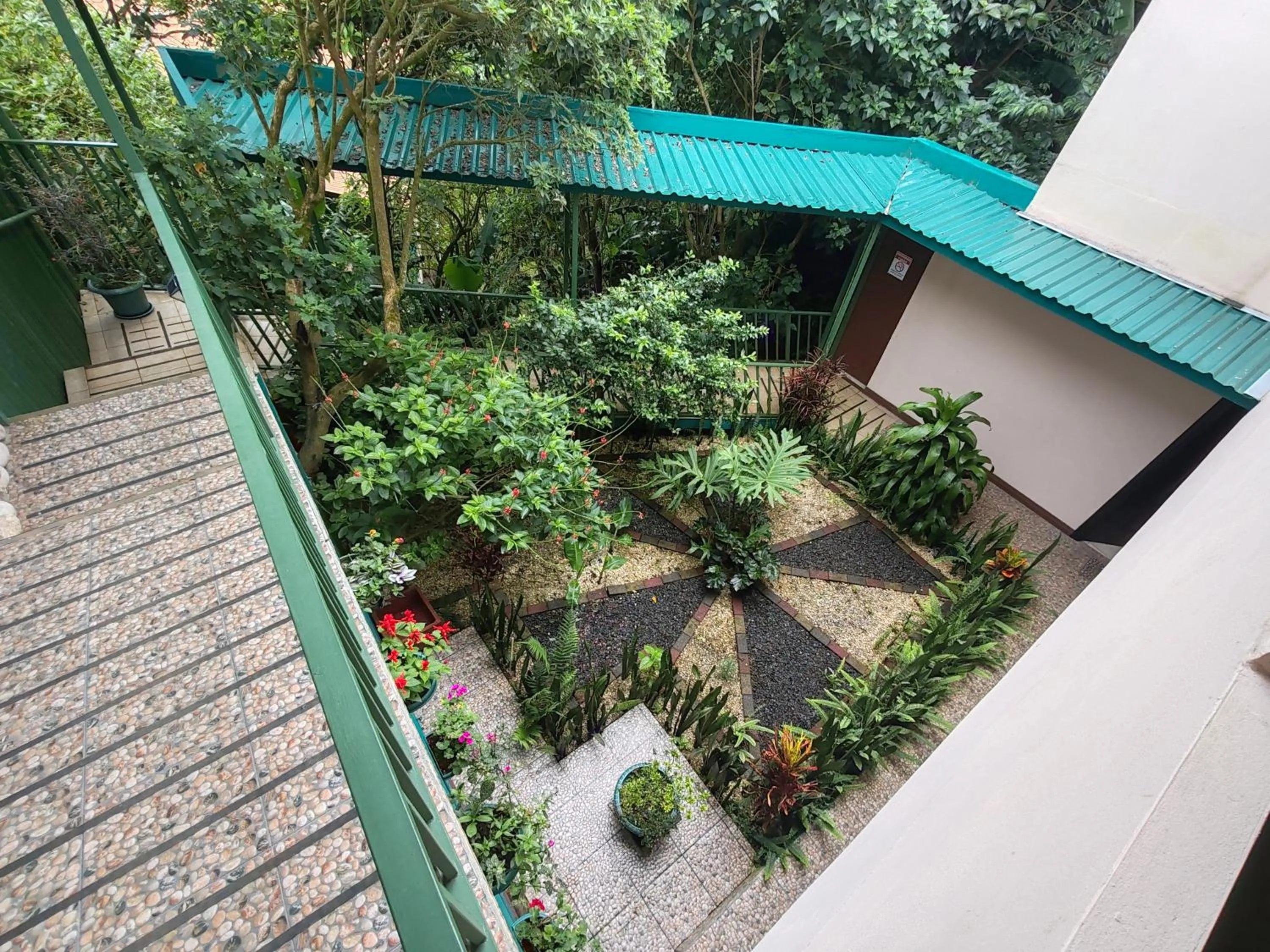 Inner courtyard view in Mi Casa Su Casa Monteverde