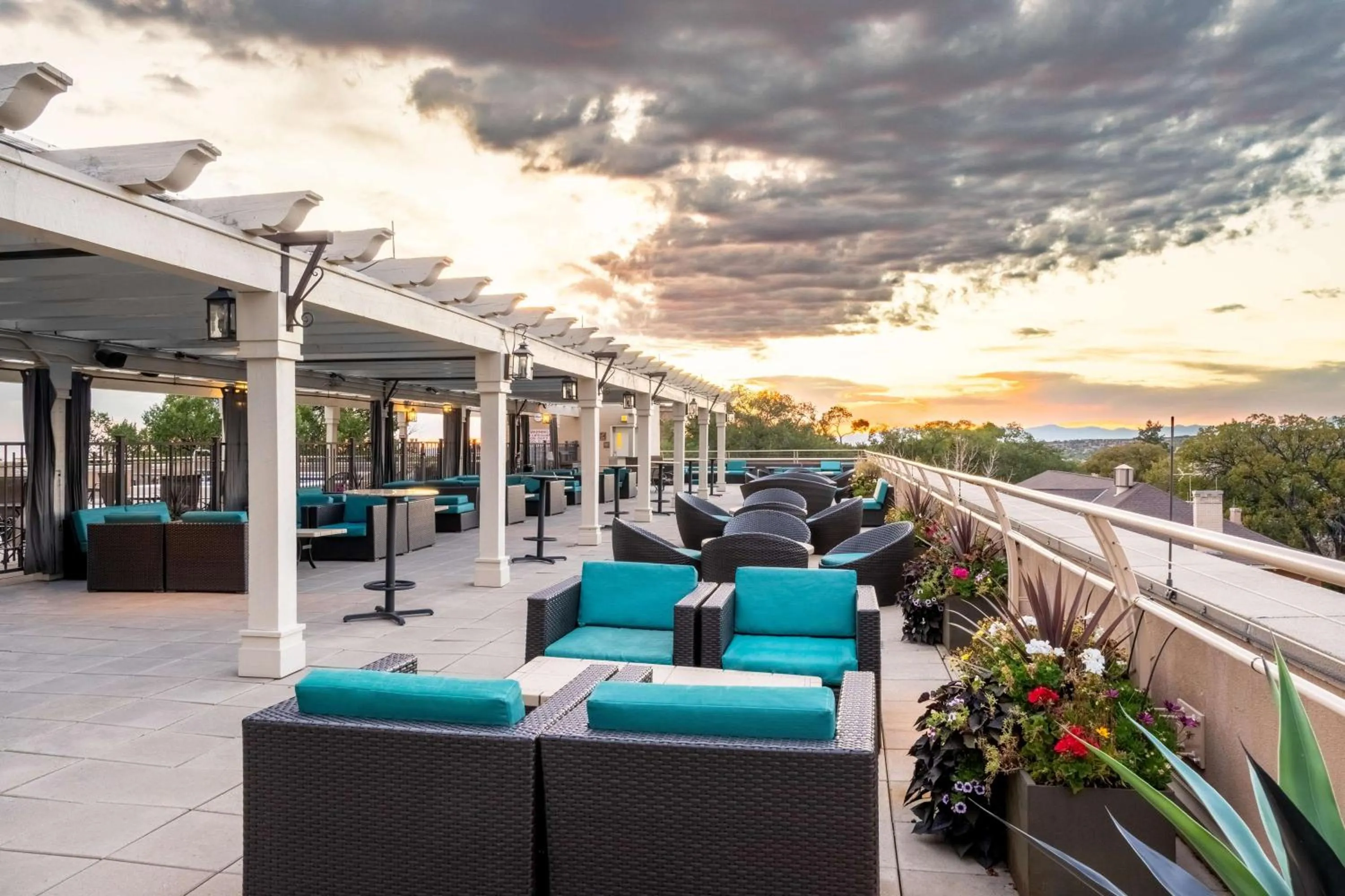 Lounge or bar in Drury Plaza Hotel in Santa Fe
