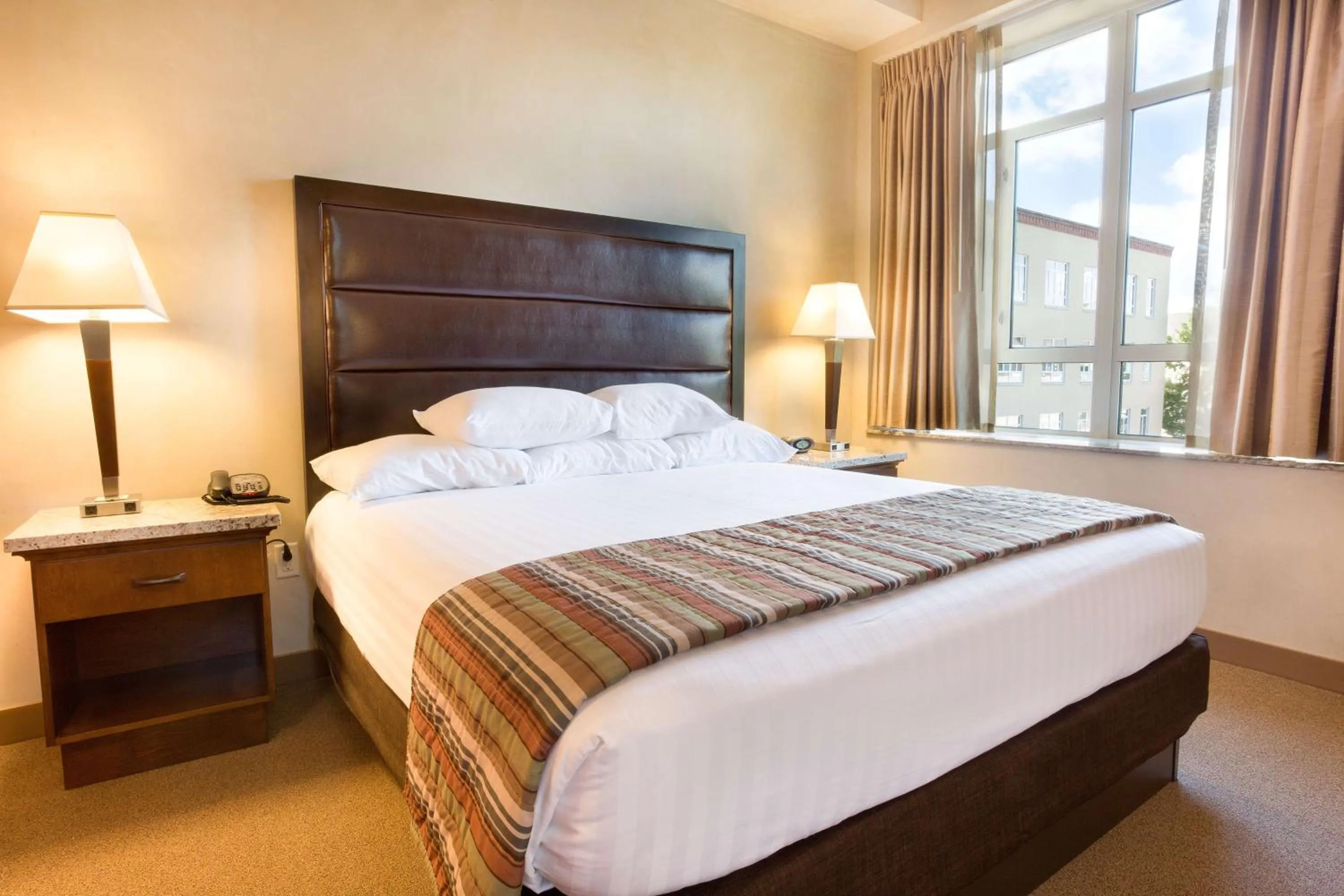Bedroom, Bed in Drury Plaza Hotel in Santa Fe