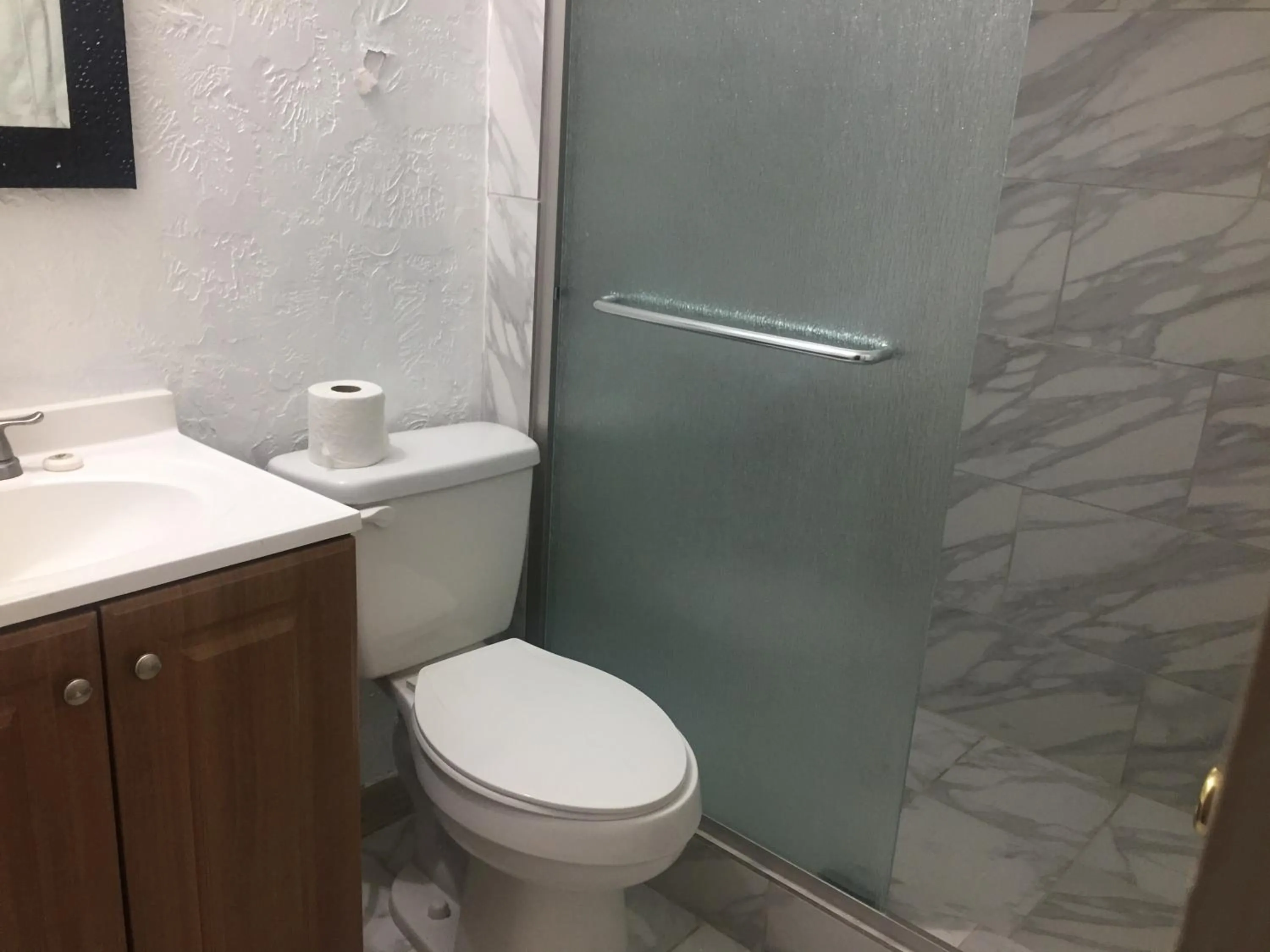 Toilet in Surf Motel and Apartments