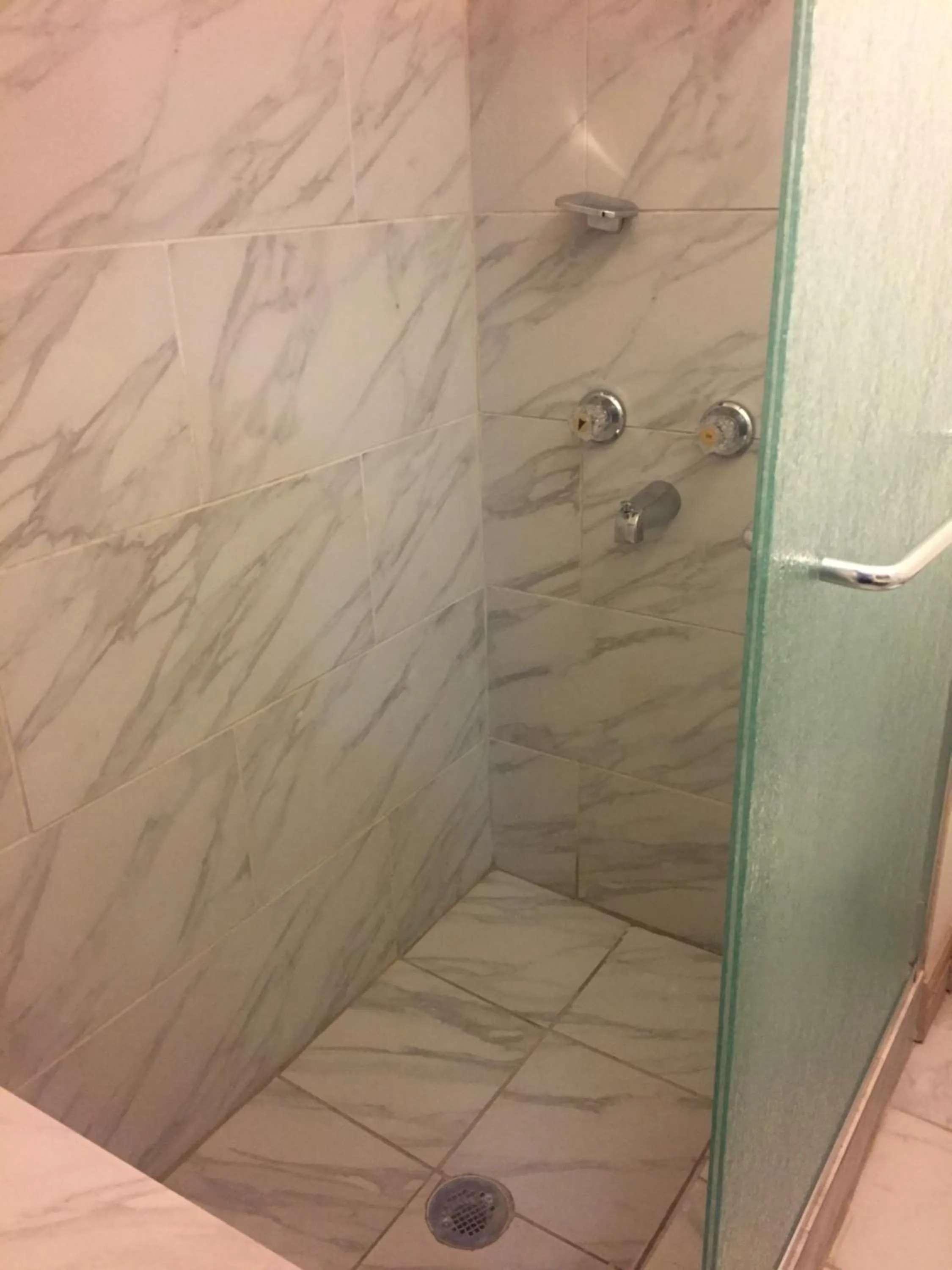 Shower in Surf Motel and Apartments