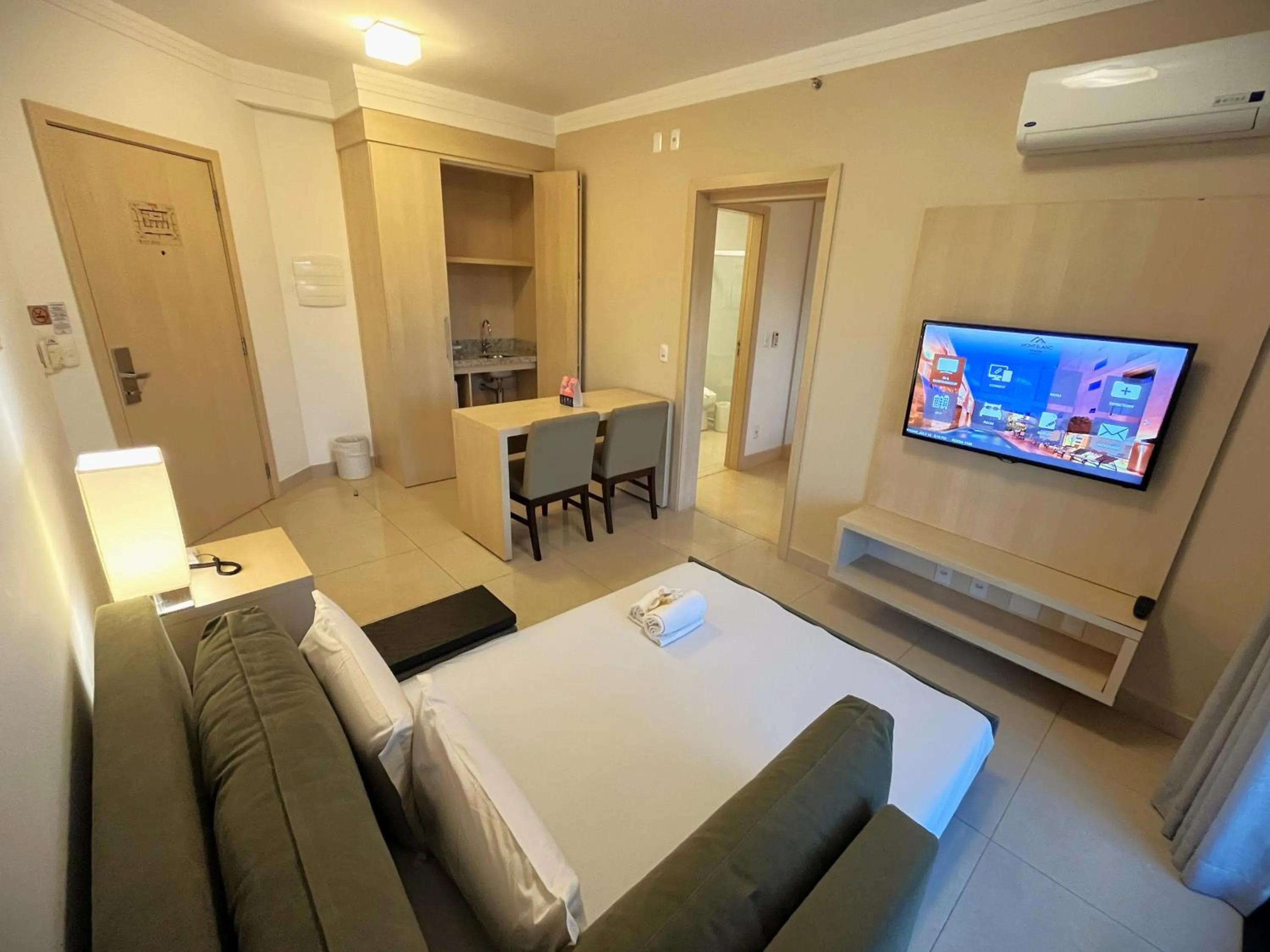 TV and multimedia, Bed in Hotel Mont Blanc Premium