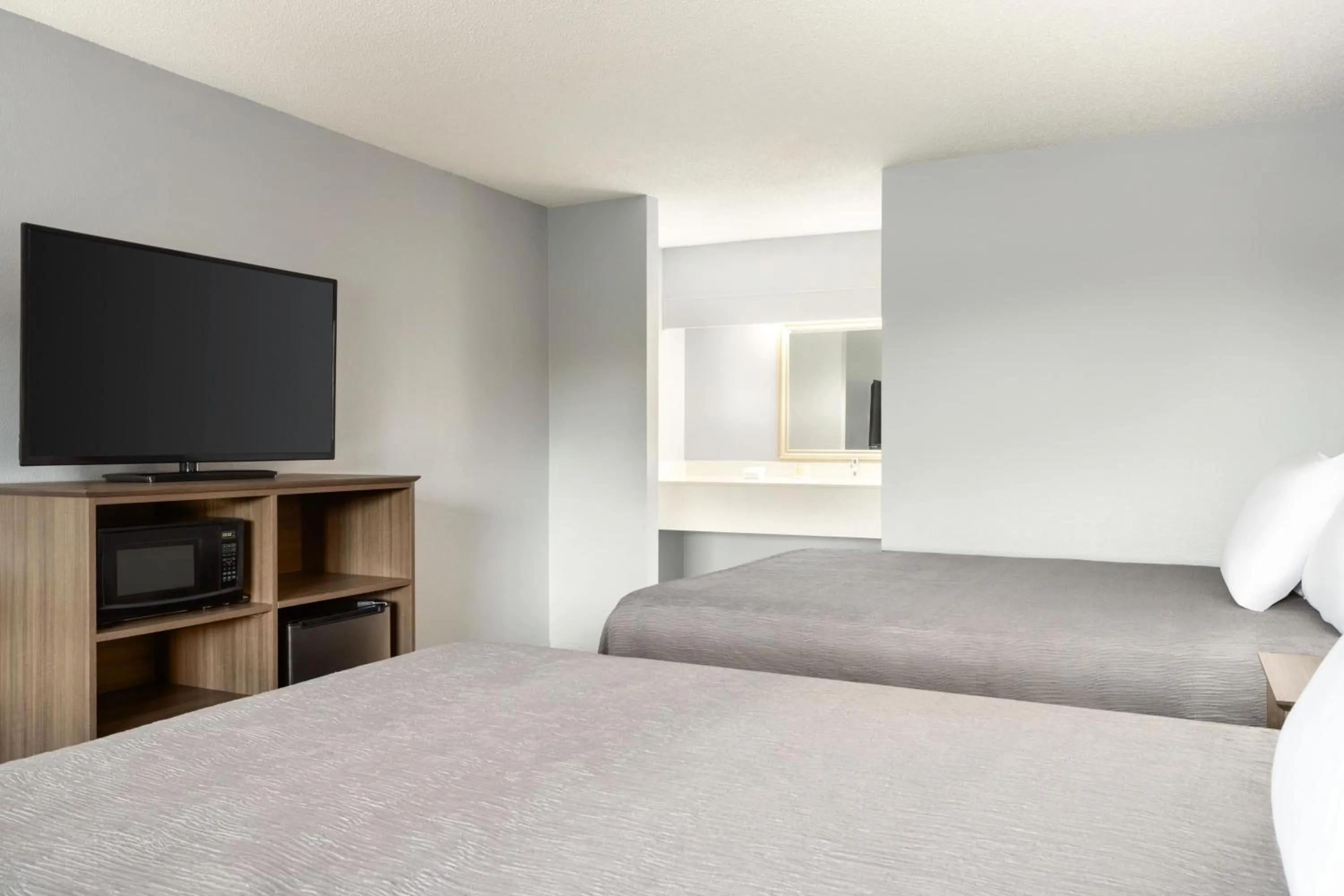 Photo of the whole room, Bed in Home Inn & Suites