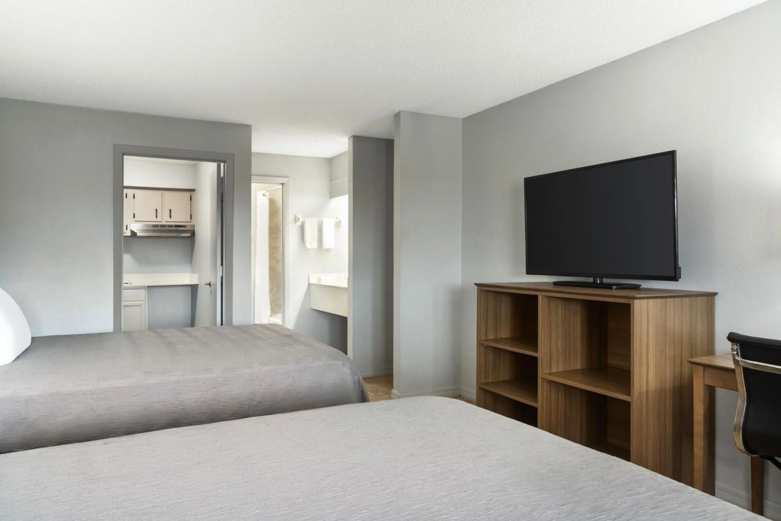 Photo of the whole room, Bed in Home Inn & Suites